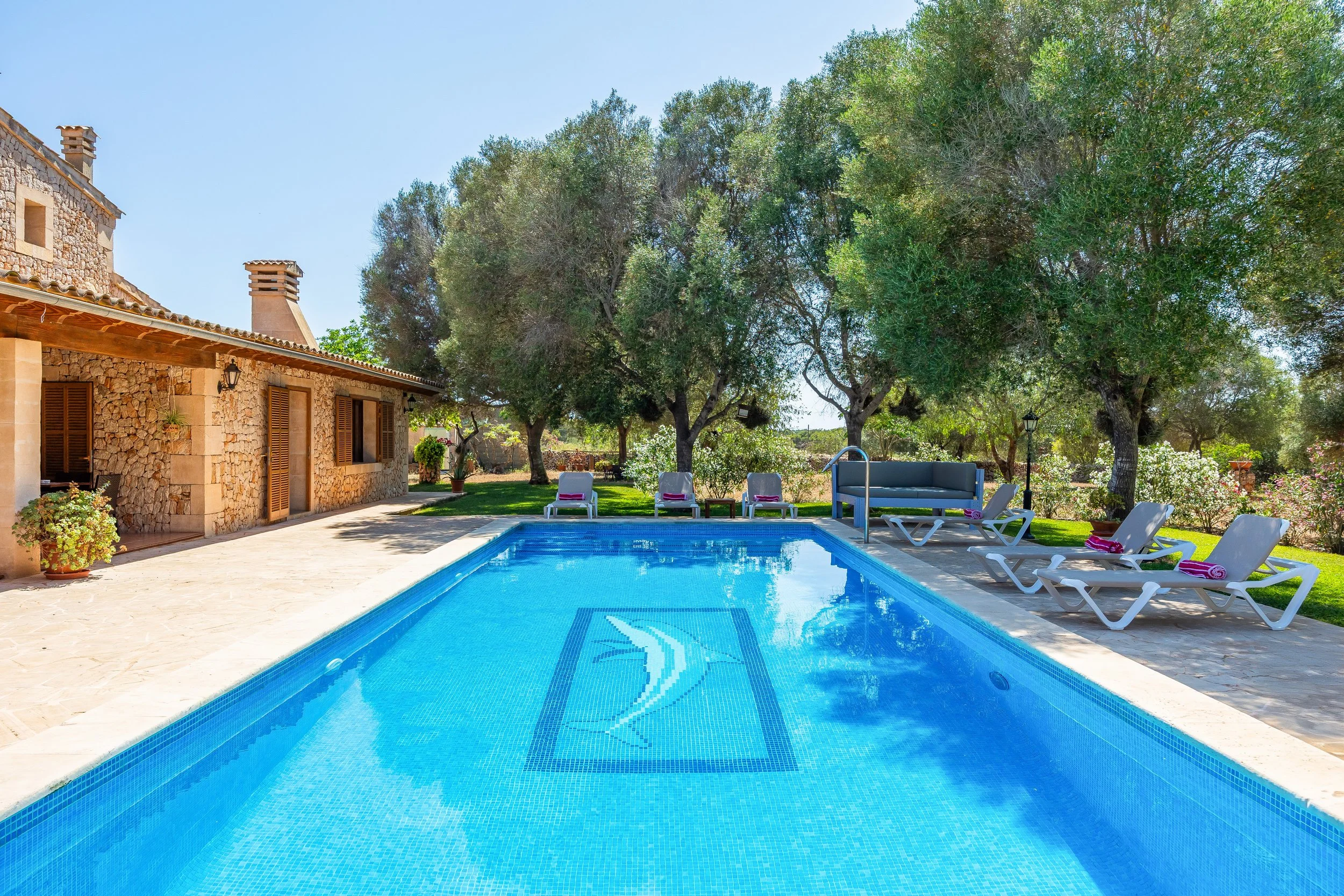 Can Churi Mallorca traditional Mallorcan house with swimming pool and rural countryside surroundings real estate photography