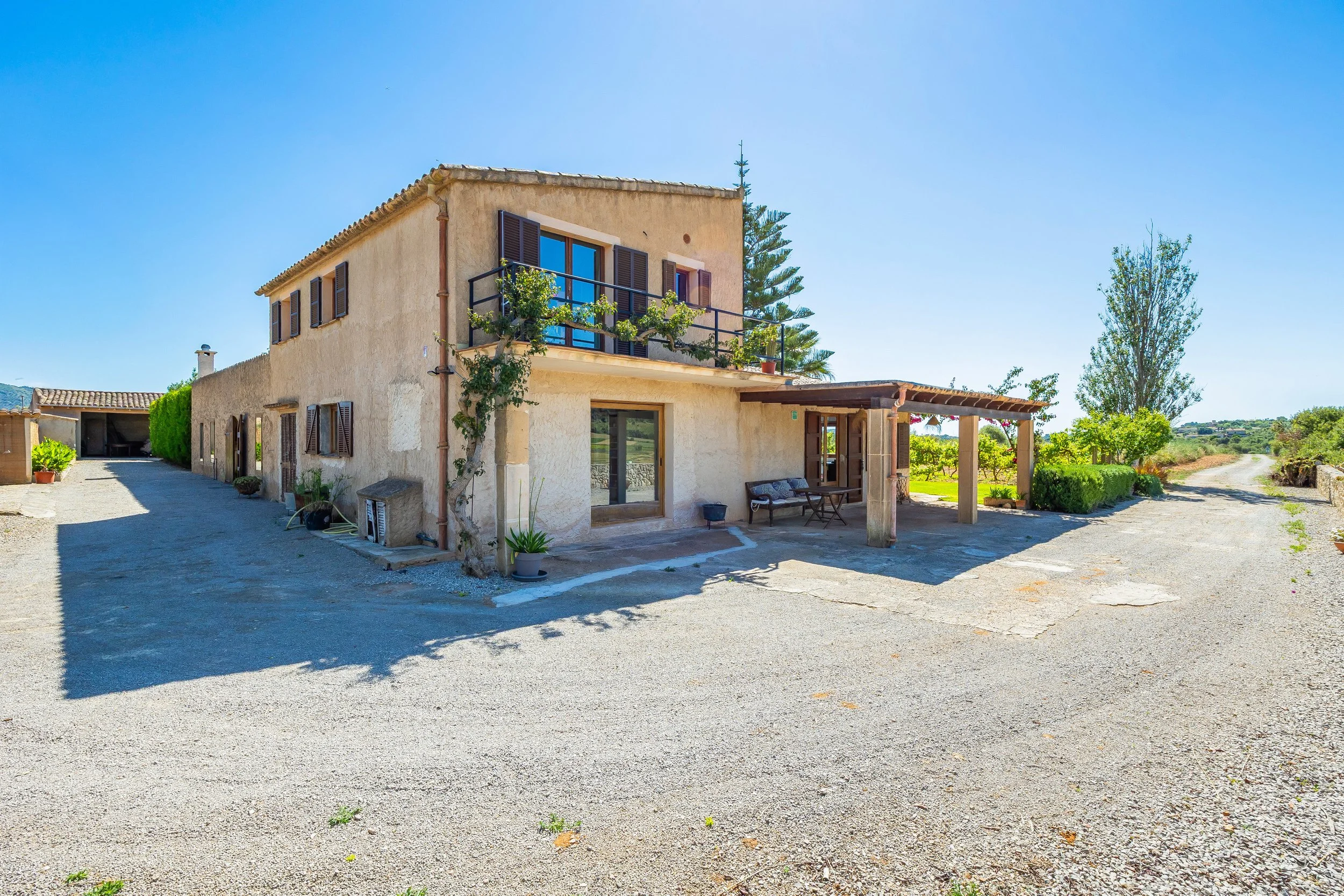 Rural house with swimming pool and open countryside views real estate photography in Mallorca