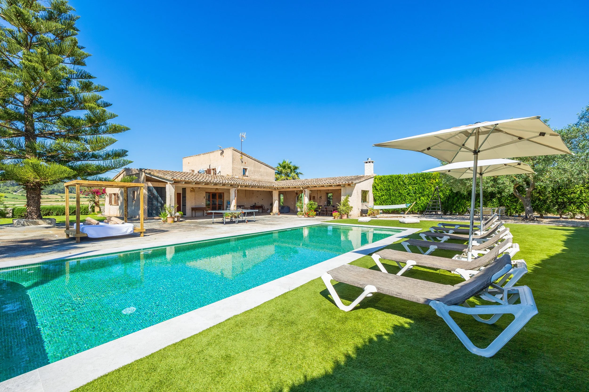 Rural house with swimming pool and open countryside views real estate photography in Mallorca