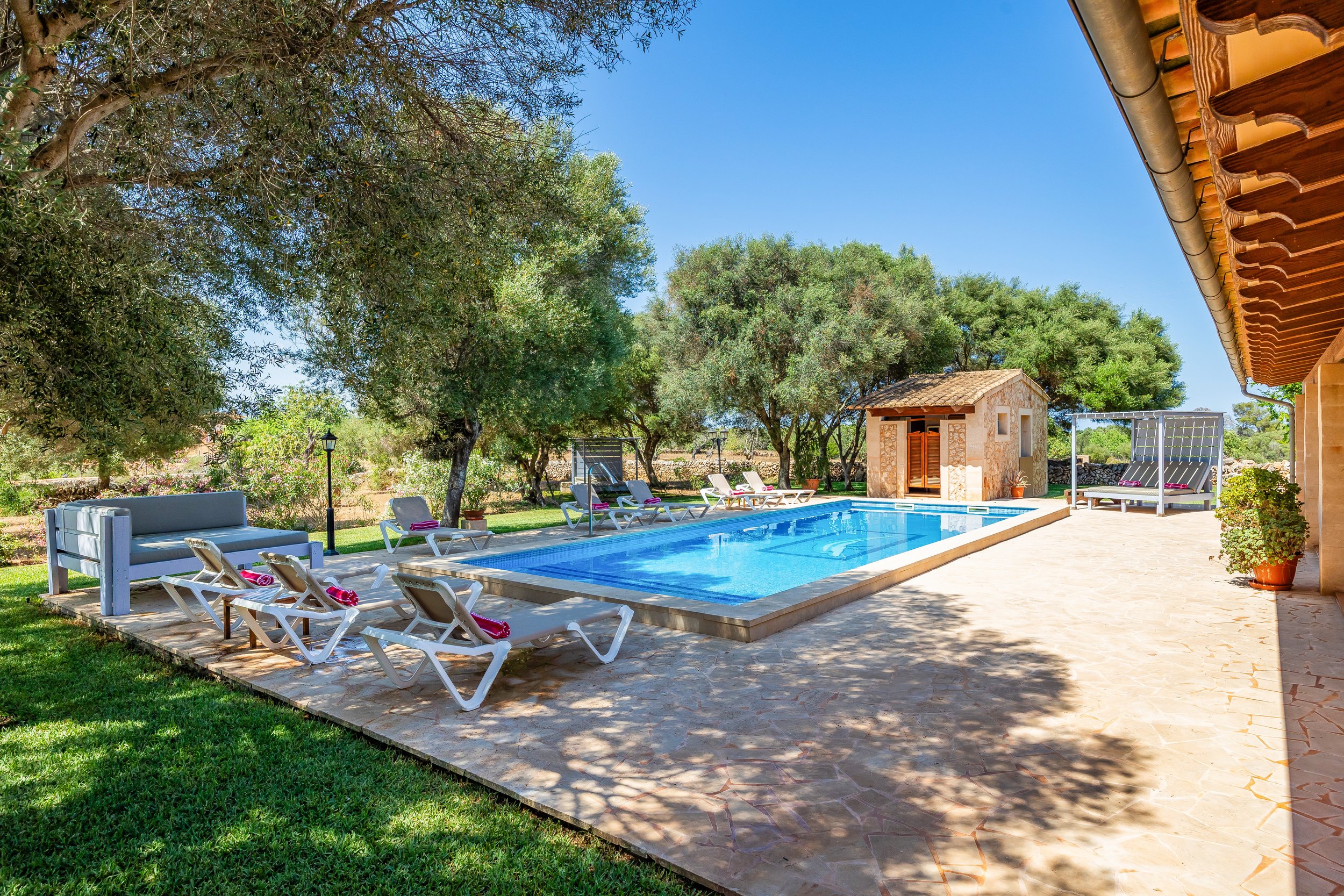 Can Churi Mallorca traditional Mallorcan house with swimming pool and rural countryside surroundings real estate photography