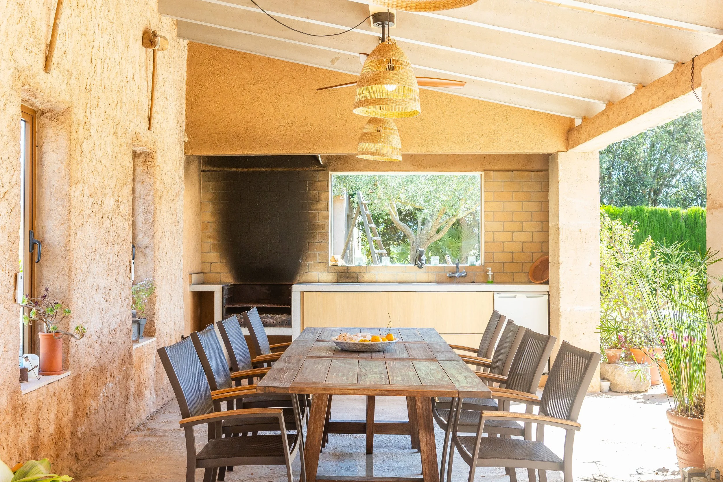 Rural house with swimming pool and open countryside views real estate photography in Mallorca