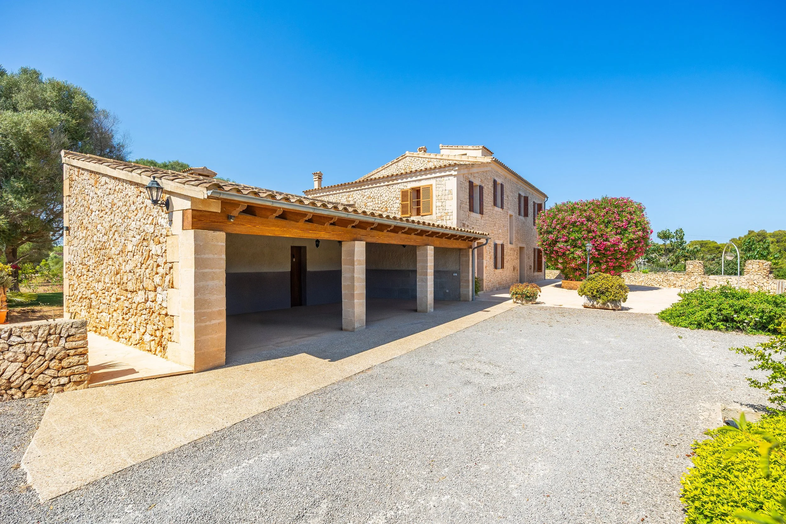 Can Churi Mallorca traditional Mallorcan house with swimming pool and rural countryside surroundings real estate photography