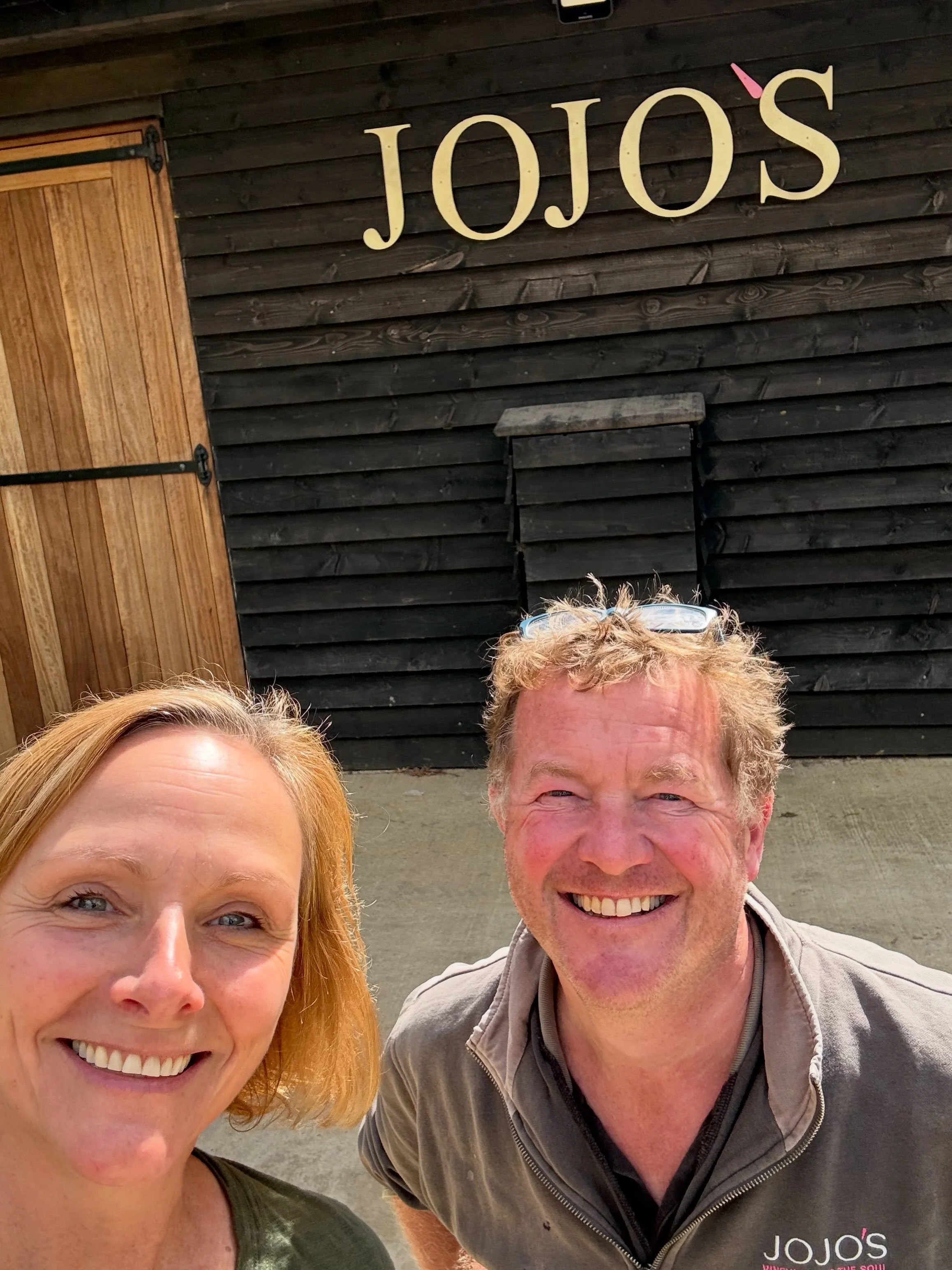 Yesterday I had the pleasure of meeting @ianbj_jojos at @jojos_vineyard 

Jojo&rsquo;s is a boutique vineyard (just over 2ha) growing the Champagne varieties plus Seyval Blanc and Bacchus on chalky soils just outside Henley-on-Thames.  They are low i