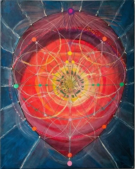 Een kleurrijk abstract schilderij met een centraal patroon van lijnen en stippen, met een rode, oranje en gele achtergrond en een blauwe rand.