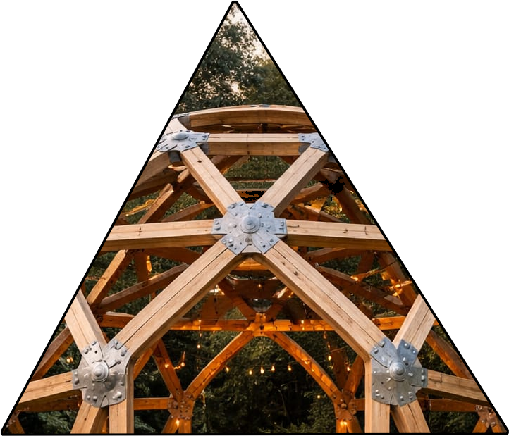 Geodesische houten dome ontworpen en gebouwd door Factotum Capybara, geschikt voor workshops, ontmoetingen en bijzondere buitenruimtes.
