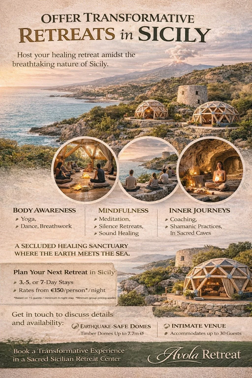 Flyer voor retraite in Sicilië met afbeeldingen van dome-shaped accommodaties, een groep mensen die mediteren en een kustlandschap met rotsen en een vulkaan op de achtergrond. Beschrijving van de retreats met focus op lichaam, mindfulness en innerlijke reizen.
