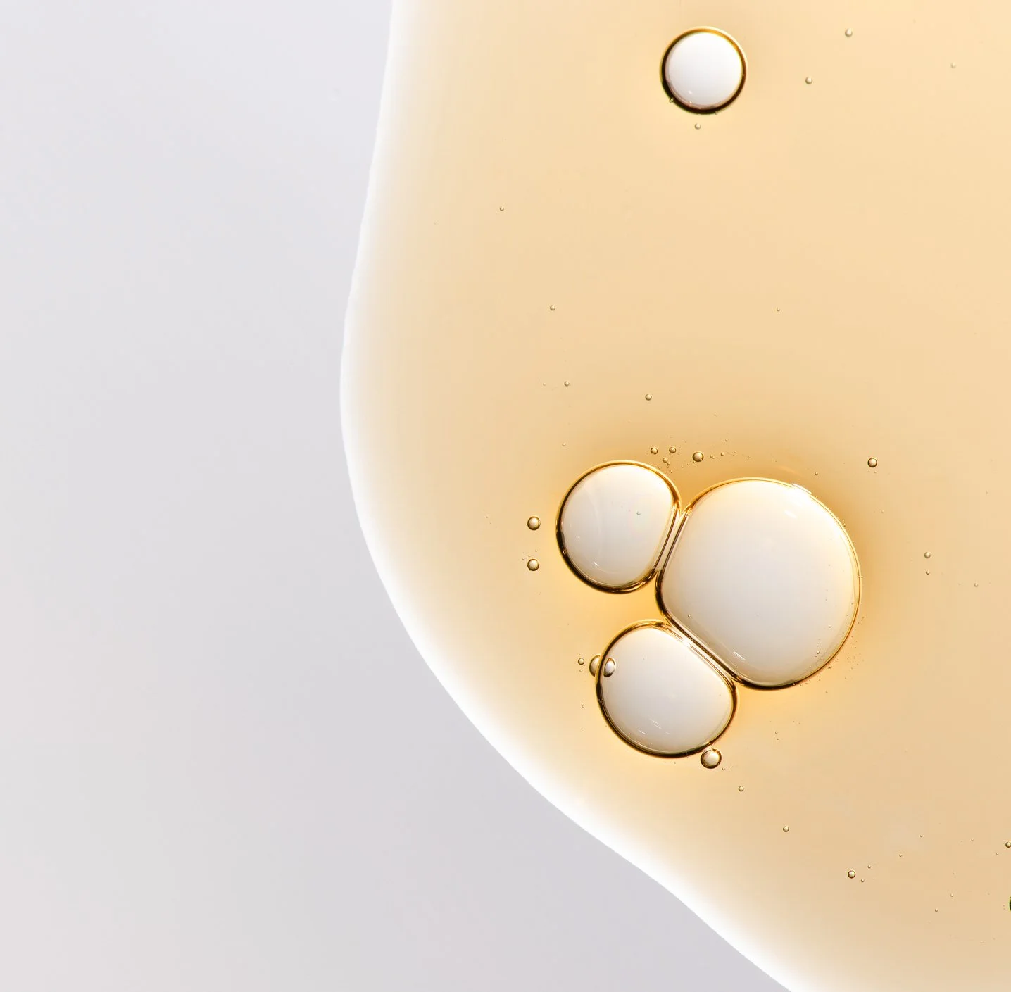 Abstract image of suspended liquid droplets representing evidence-based infusion therapy and personalised micronutrient support at DR GRŪN private medical practice in Berlin.