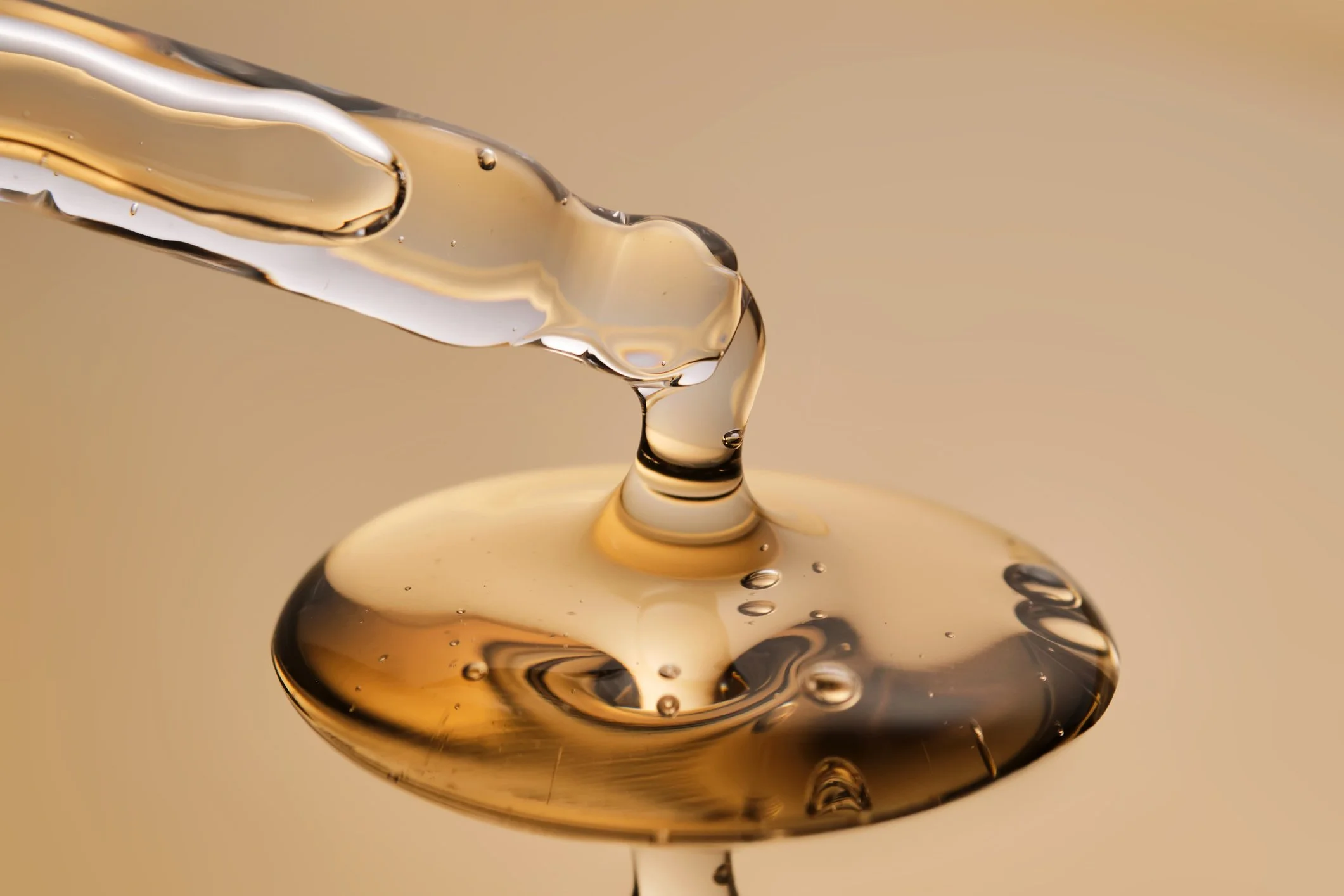 Abstract close-up of liquid representing personalised, evidence-based medical care, aesthetic treatments and Healthy Aging at DR GRŪN private medical practice in Berlin.