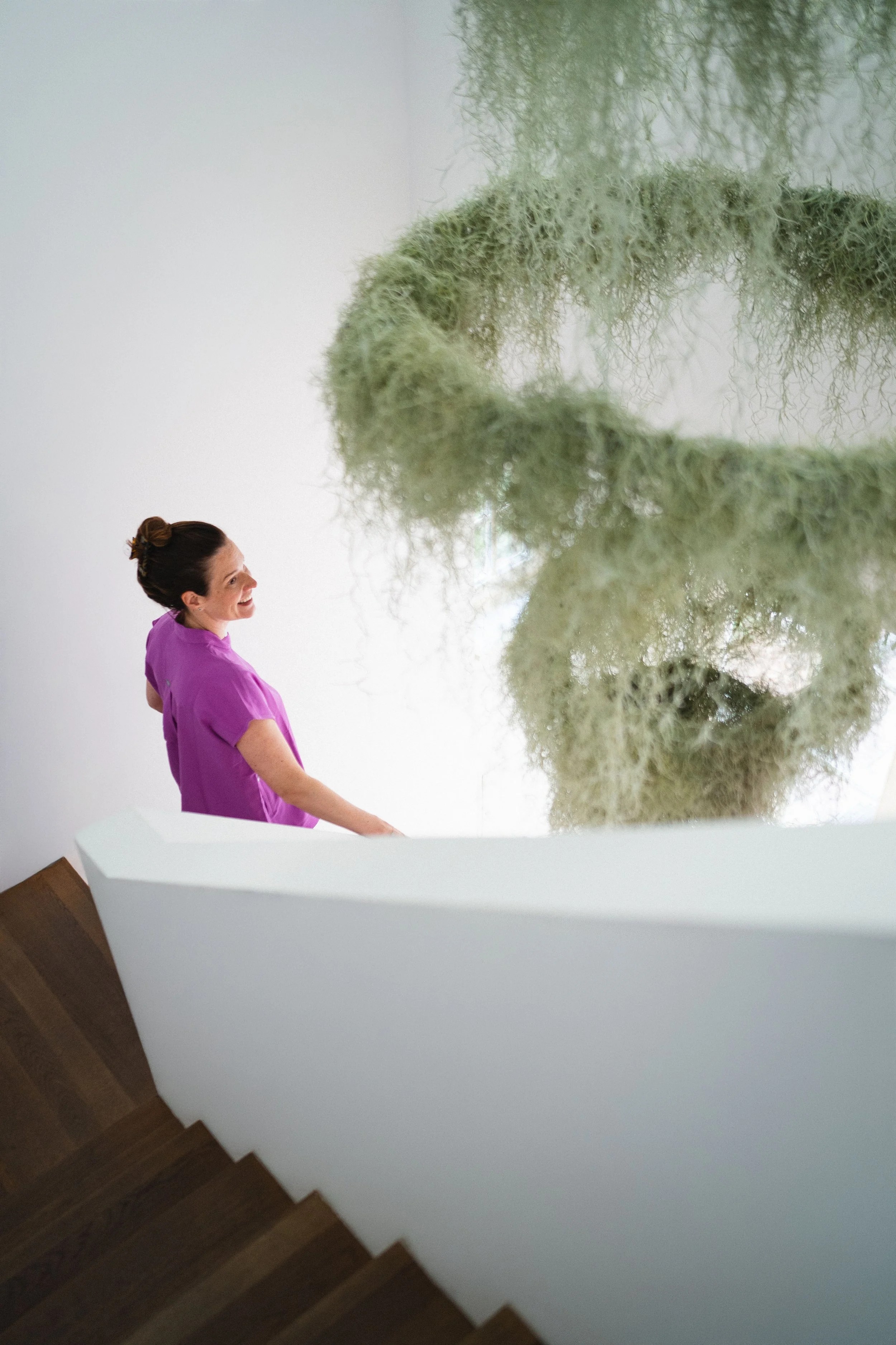 Dr. Natalie Grün welcoming patients into the calm, welcoming environment of DR GRÜN private medical practice in Berlin, where personalised preventive medicine, Healthy Aging and aesthetic medicine come together.