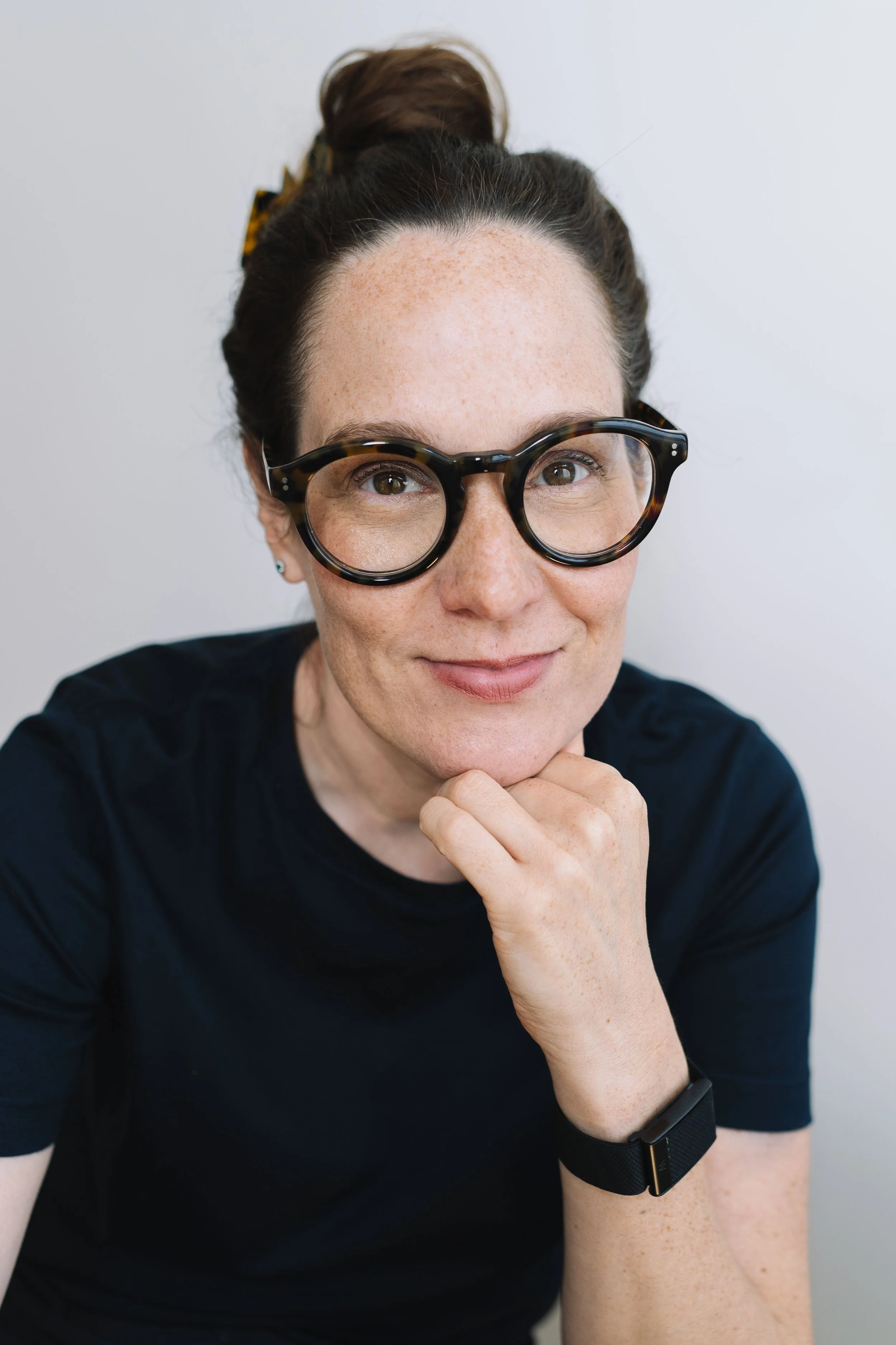 Portrait of Dr. Natalie Grün, board-certified specialist in Internal Medicine and founder of DR GRÜN private medical practice in Berlin, providing preventive medicine, Healthy Aging and aesthetic medicine.