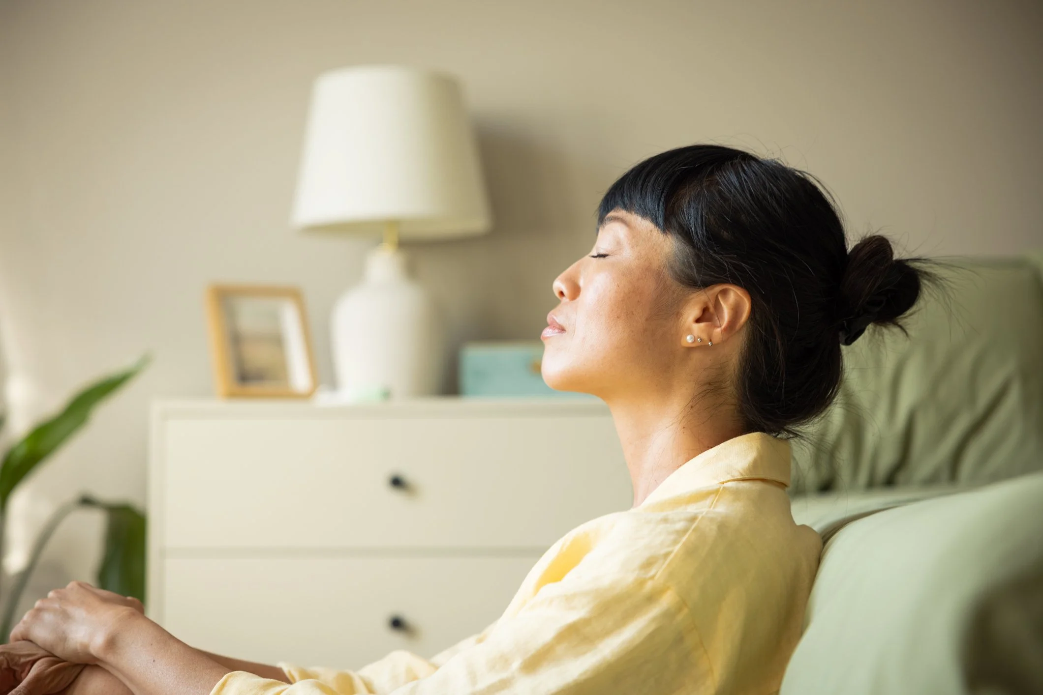 Woman reflecting calm, confidence and long-term wellbeing through personalised, evidence-based Healthy Aging care at DR GRŪN private medical practice in Berlin.