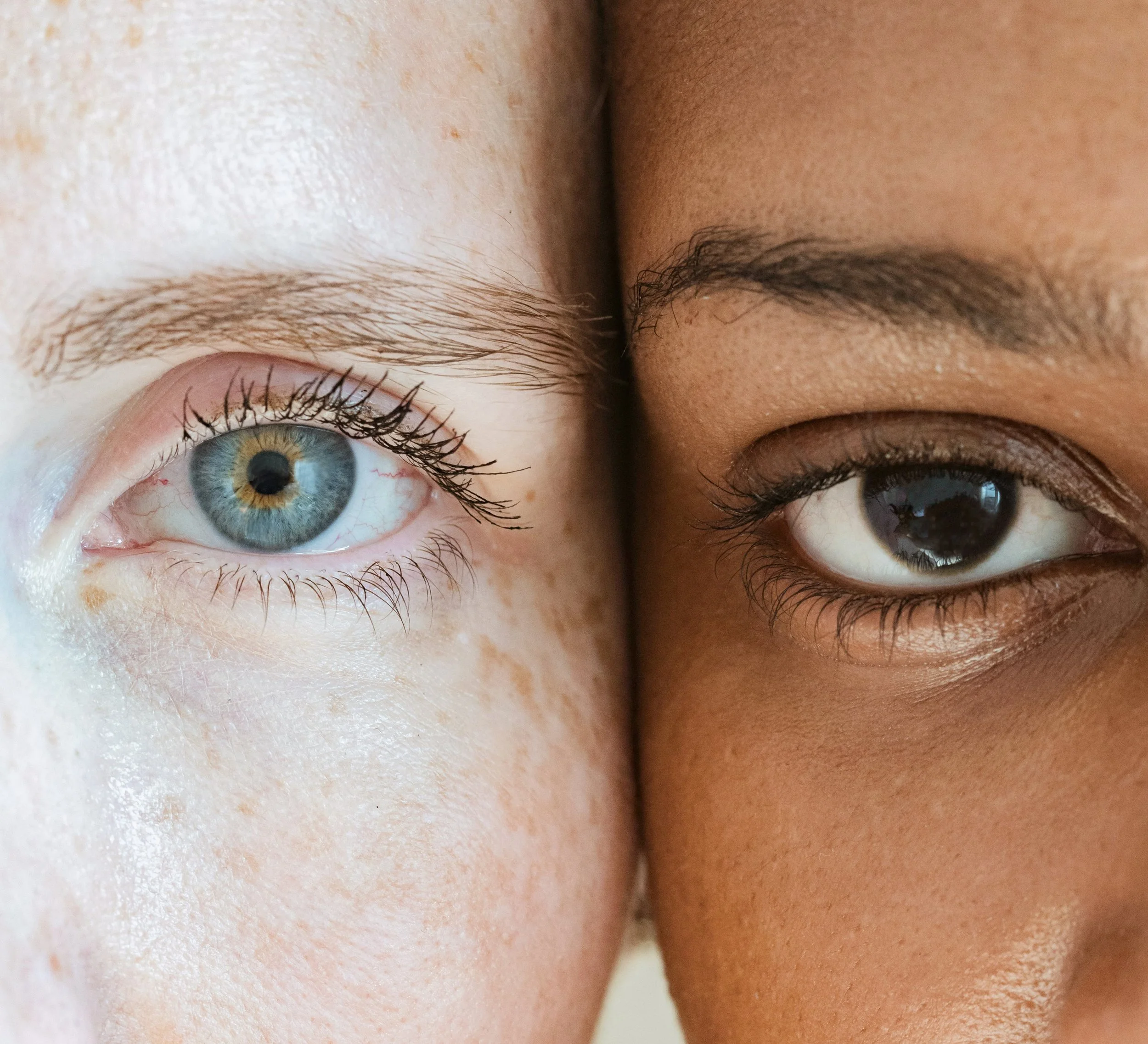 Close-up of two individuals representing personalised, evidence-based aesthetic medicine and preventive medical care at DR GRŪN private medical practice in Berlin.