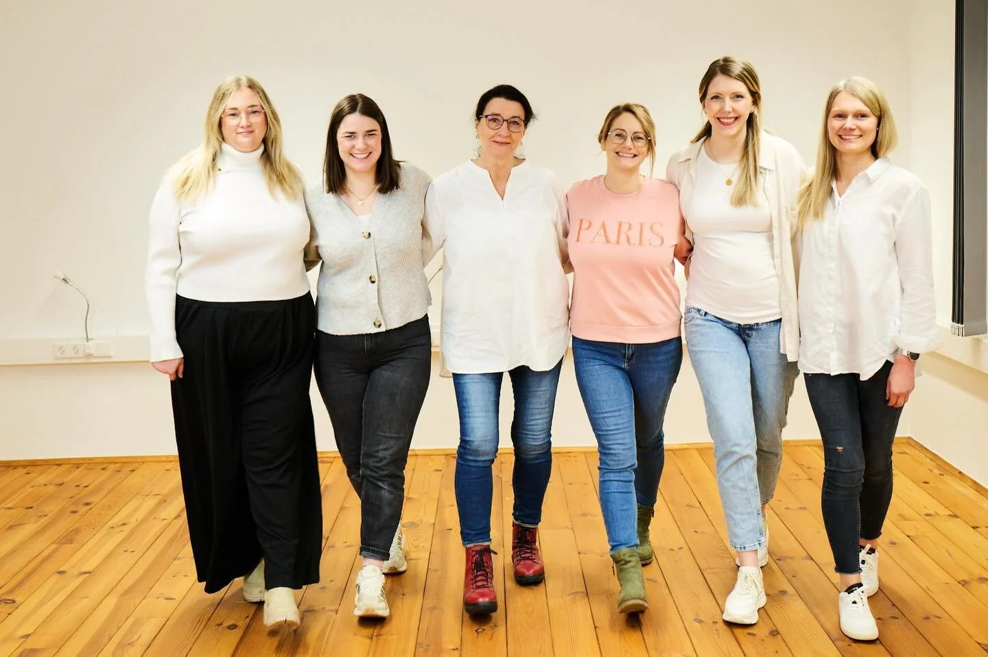 ✨ Es gibt spannende Neuerungen! ✨

Ab Mai startet bei uns eine kleine Ver&auml;nderung: Aus 3 wird 6! 🎉
Fabienne M&uuml;ller, Maria Wenniges-Greitemann und  Petra Froning vergr&ouml;&szlig;ern unser Team hier in Sundern und bringen frischen Wind mit