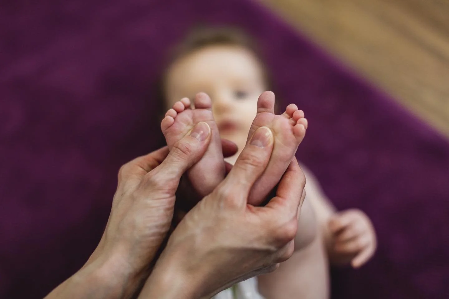 N E  P O R T I O N  B A B Y M A S S A G E 👶🏼👐🏼🥰

#babys brauchen nicht nur Nahrung, W&auml;rme und Schlaf, um gesund aufzuwachsen. 
Sie ben&ouml;tigen ebenso k&ouml;rperliche Zuwendung durch Ber&uuml;hrungen, Streicheleinheiten und Massage. 
Dur