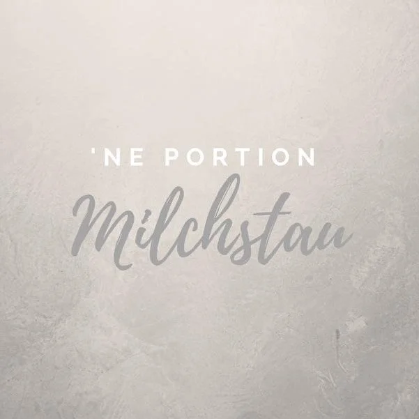 N  E  P O R T I O N  M I L C H S T A U 🥛

Bei einem Milchstau in der Brust, flie&szlig;t die Milch nicht vollst&auml;ndig ab und sammelt sich in den Milchg&auml;ngen, was zu Schwellungen, R&ouml;tungen und Schmerzen in der betroffenen Brust f&uuml;h