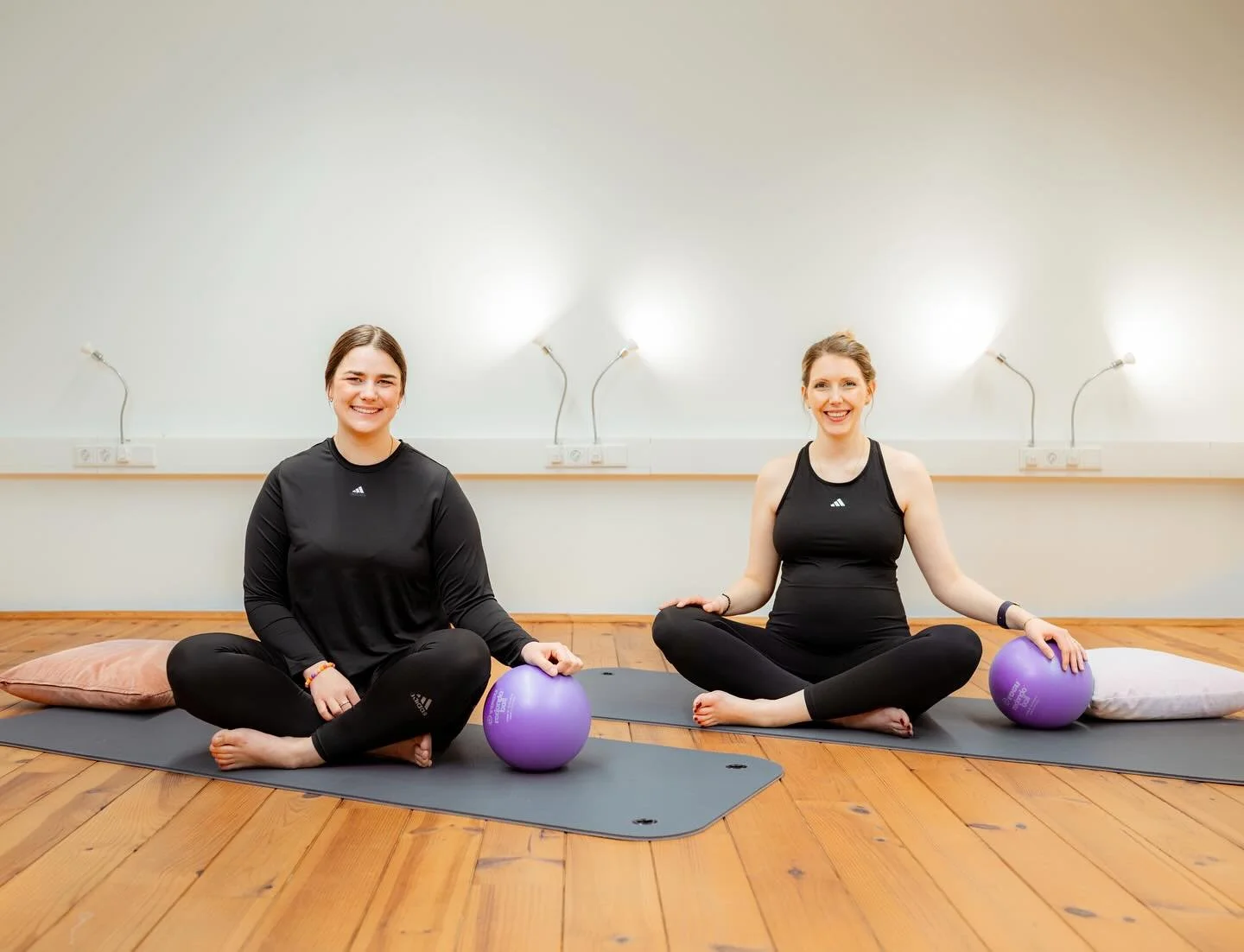 R&Uuml;CKBILDUNG 💪🏻🤸&zwj;♂️

Nach der Geburt braucht dein K&ouml;rper gezielte Unterst&uuml;tzung, um wieder zu Kraft und Stabilit&auml;t zur&uuml;ckzufinden. Besonders
Bauchmuskulatur und Beckenboden stehen dabei im Fokus. In unserer R&uuml;ckbil