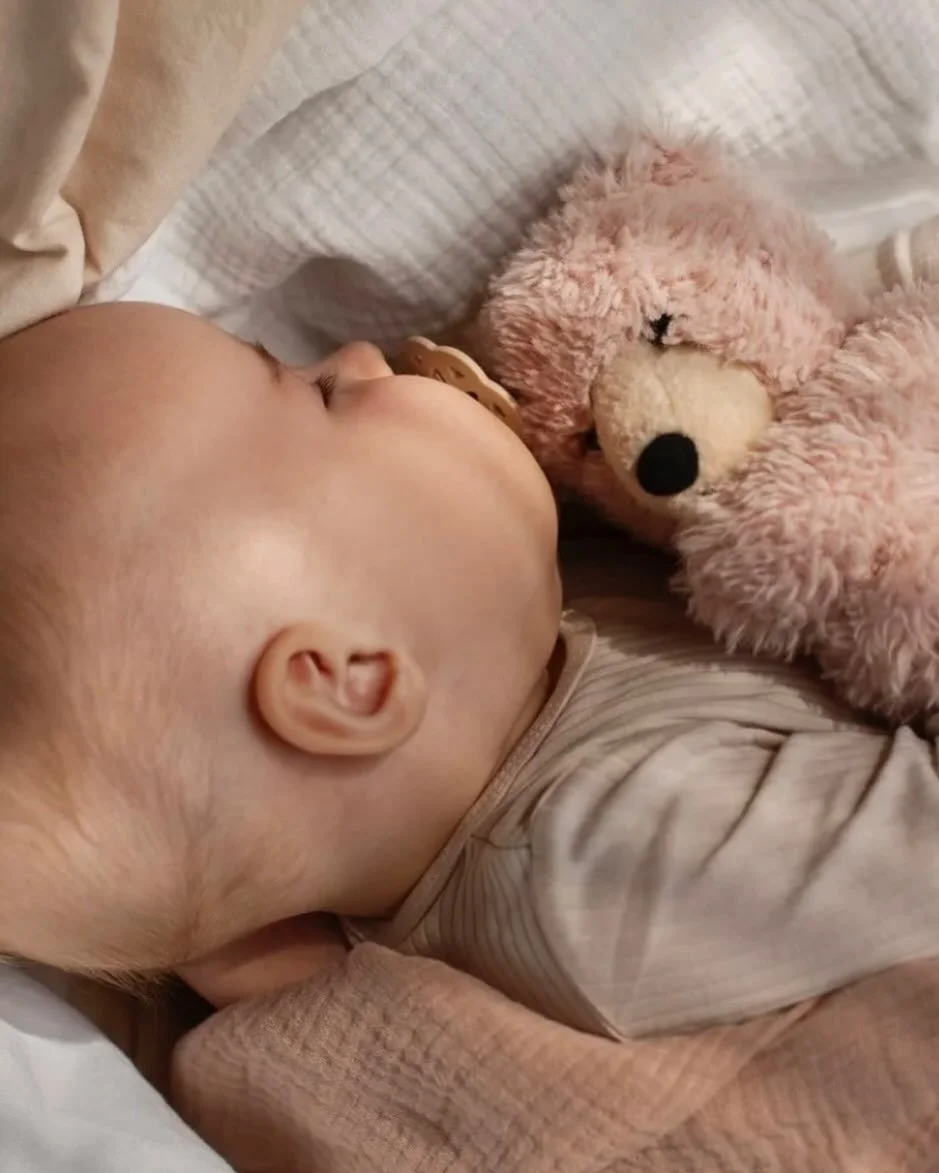BABYSCHLAFKURS 0-4 MONATE 💤😴

Dein Neugeborenes schl&auml;ft gef&uuml;hlt &uuml;berall - nur nicht dann, wenn du es brauchst?
Im Babyschlafkurs 0-4 Monate lernst du, wie du von Anfang an eine entspannte Schlafbasis schaffst, dein Baby besser verste