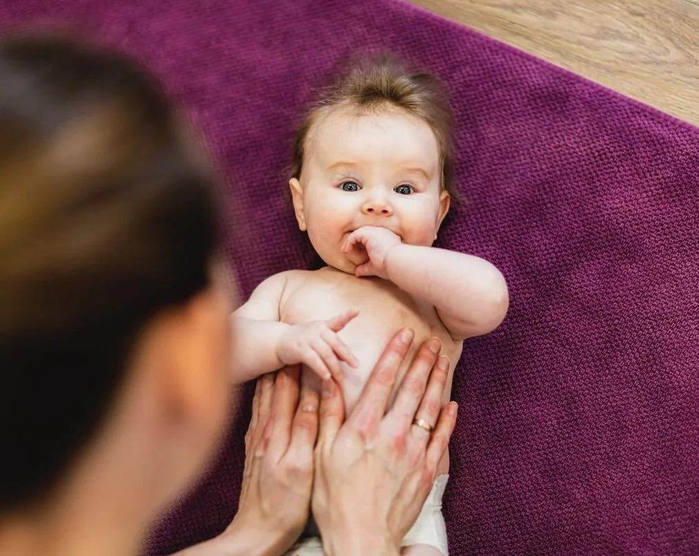 BABYMASSAGE 👶💆&zwj;♀️

In diesem Kurs lernst du gemeinsam mit deinem Baby die indische Babymassage nach Fr&eacute;d&eacute;rick
Leboyer kennen.
Durch achtsame, ruhige Ber&uuml;hrungen st&auml;rkst du die Bindung zu deinem Baby und unterst&uuml;tzt 
