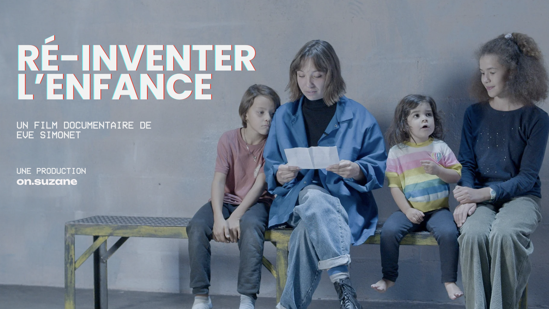 Une femme assise sur un banc avec quatre enfants, lisant une note, dans un environnement intérieur avec un mur gris en arrière-plan.