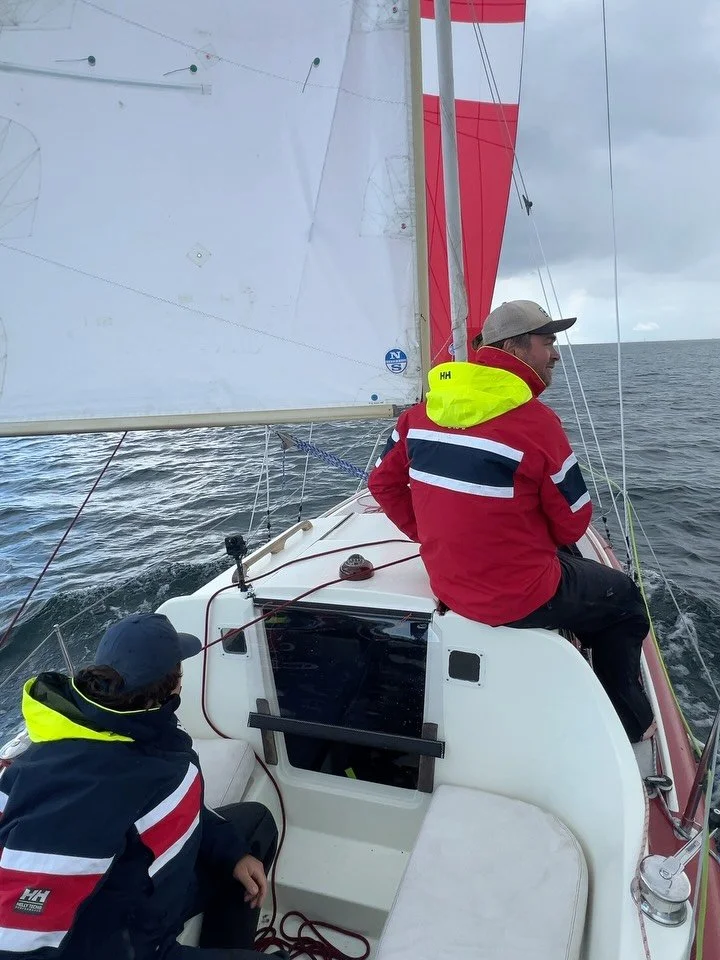 Det gik ikke denne gang rundt om Sj&aelig;lland &ndash; men shit, hvor havde vi det sjovt, mens vi fors&oslash;gte!

Starten gik forrygende, sydlig &Oslash;resund vindstille og aldrig f&oslash;r har jeg brugt n&aelig;sten et d&oslash;gn p&aring; at s
