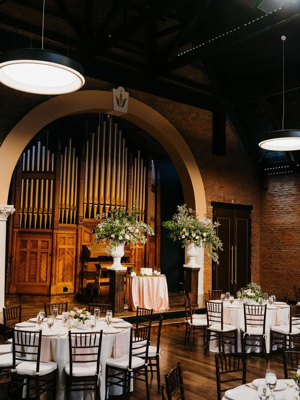 Sophie + Dave's June wedding details💐

Venue: @clementinenashville 
Photography: @glenaigilbertphoto 
Catering + Bar: @actualfoodnash 
Rentals: @southerneventsonline 
Florals: @___echoesofeden___ 
DJ: @hightoneent