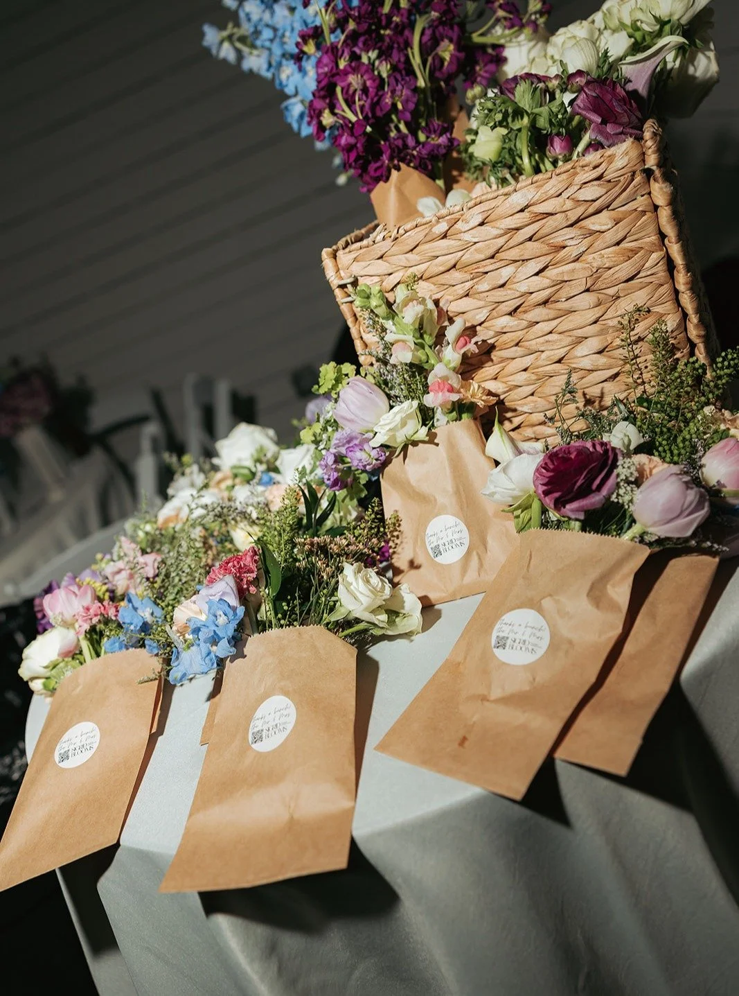 New fav idea!!

Have all the wedding florals wrapped + sent home with guests!

@sigridblooms 
@linden.crtv 
@bullbourneranch