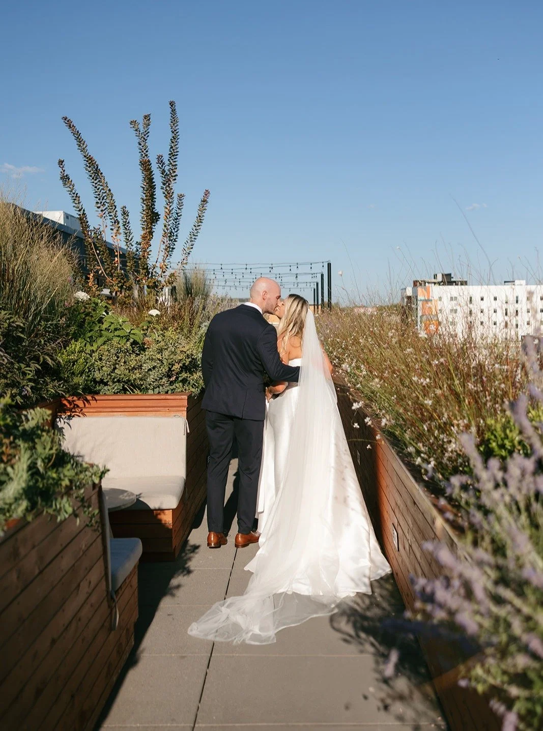 October rooftop wedding vibes are unmatched!

@waymoresnashville 
@talltalesnashville 
@throughvictoriaslens