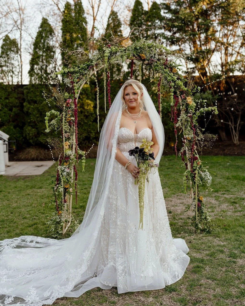A bride who designed all her own florals!

@thecordelle 
@import.flowersnashville 
@glenaigilbertphoto
