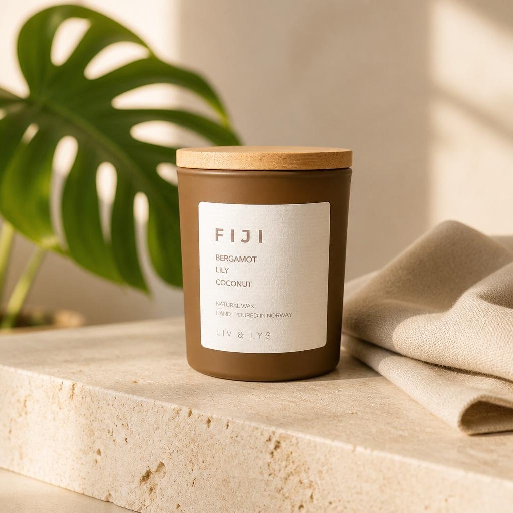 Candle Fiji 299 NOK
Bright, fresh and quietly tropical.

Sparkling bergamot, delicate lily and creamy coconut come together in a fragrance that feels warm, light and effortlessly relaxing.

Scent Notes: Bergamot • Lily • Coconut