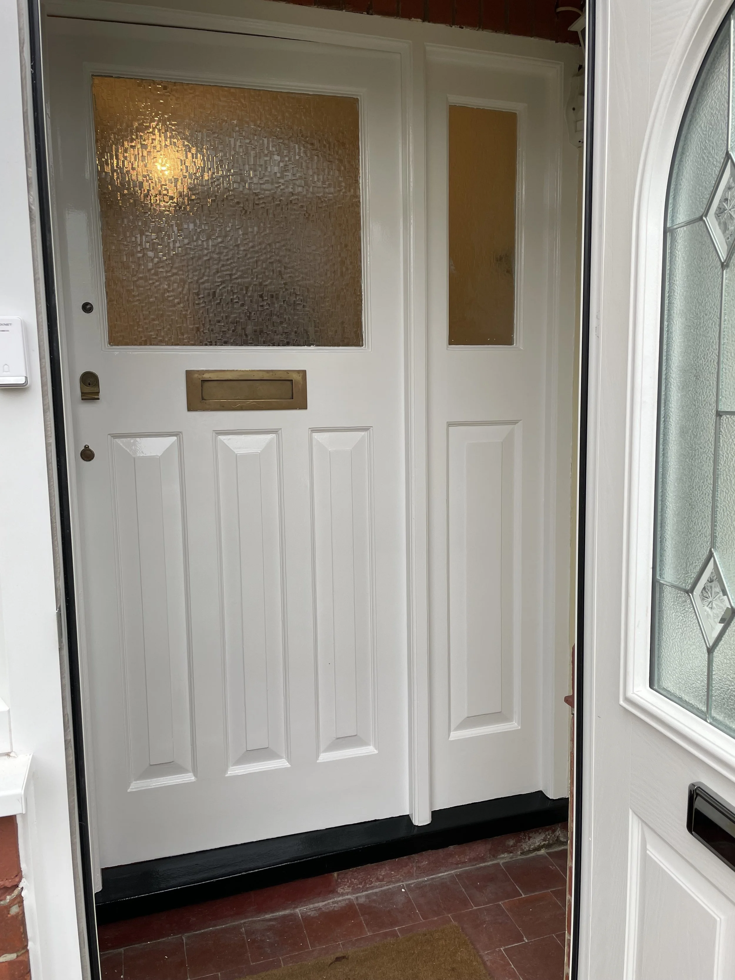 Finished residential entrance unit with clean professional decoration.