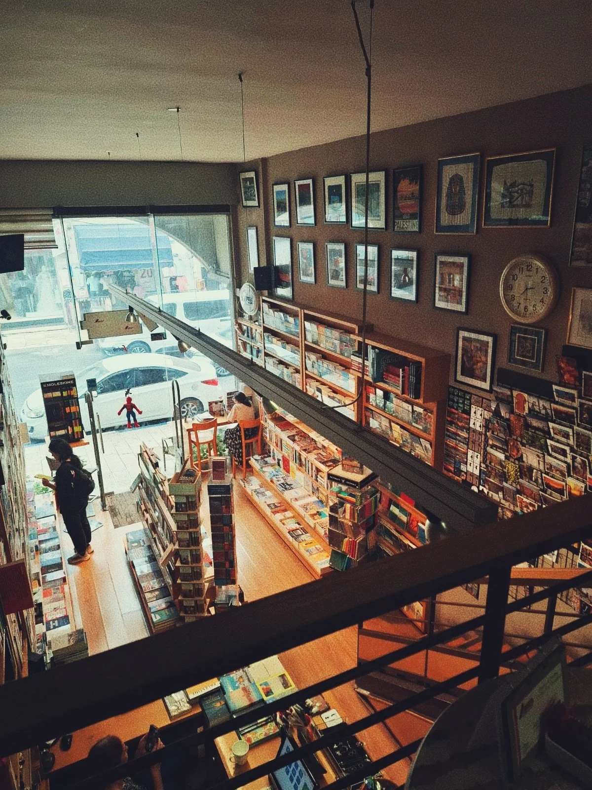 Between the Shelves of Jerusalem