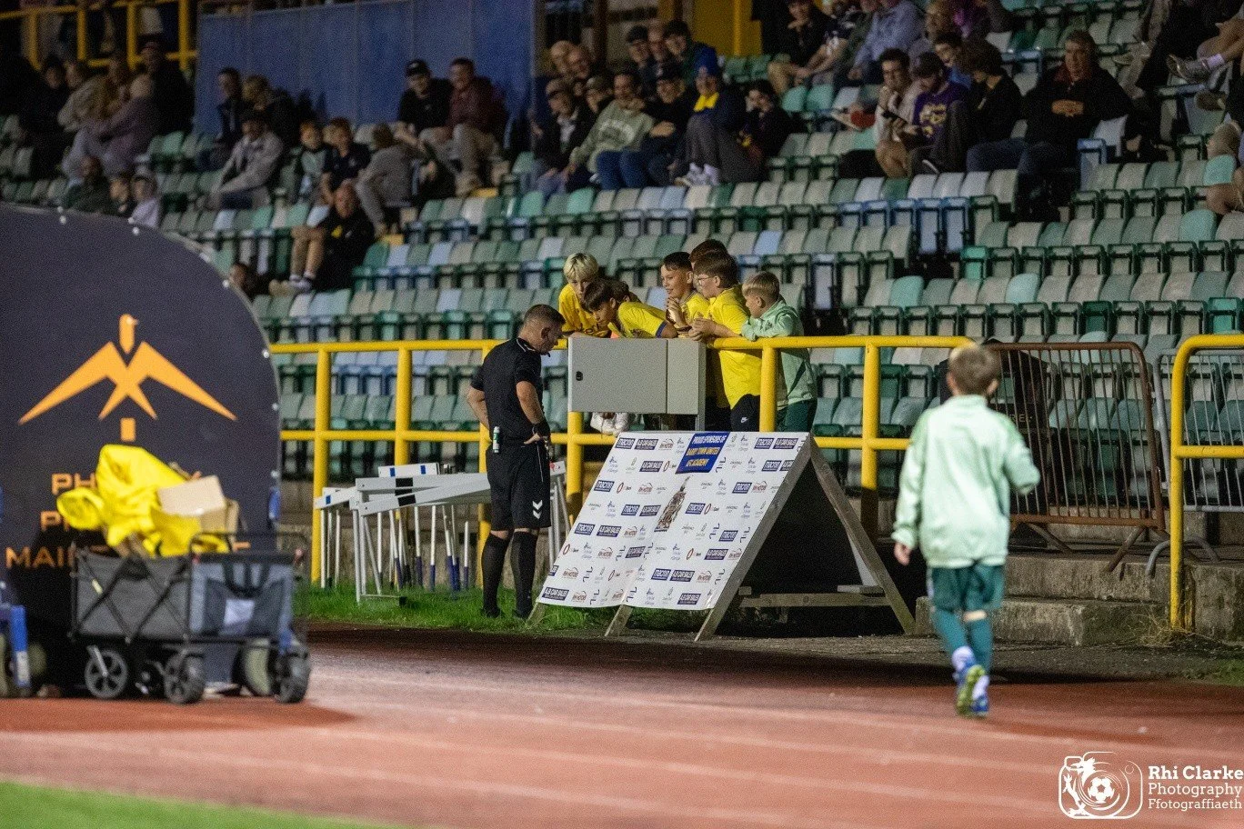 When the ref gets input from the crowd. Barry Town's youngest fans heading over to review the VAR 🤣