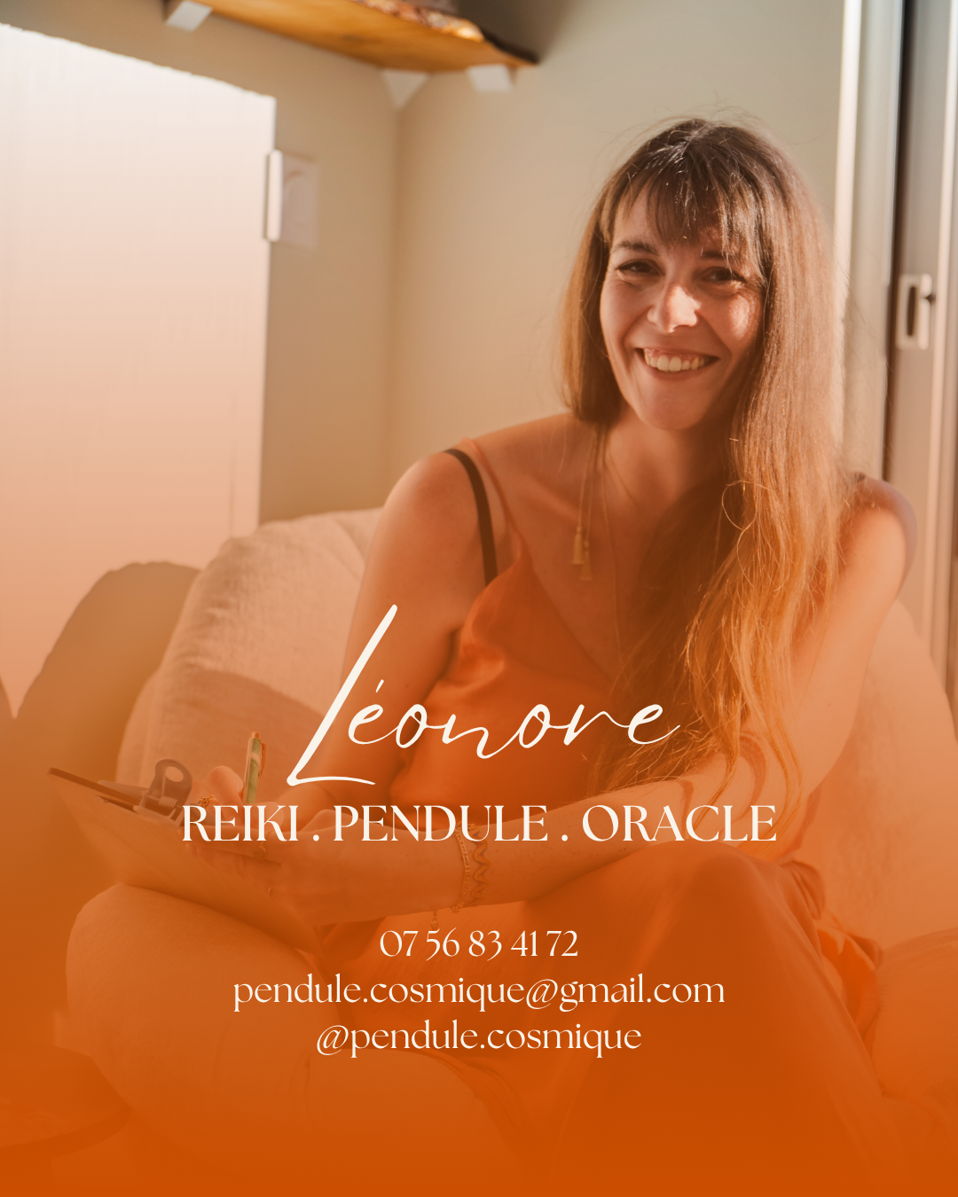 Carte de visite avec une femme souriante assise sur un canapé, tenant un carnet et un stylo, avec du texte indiquant son nom Léonore, ses services Reiki, Pendule, Oracle, un numéro de téléphone, une adresse email, et son pseudo Instagram.