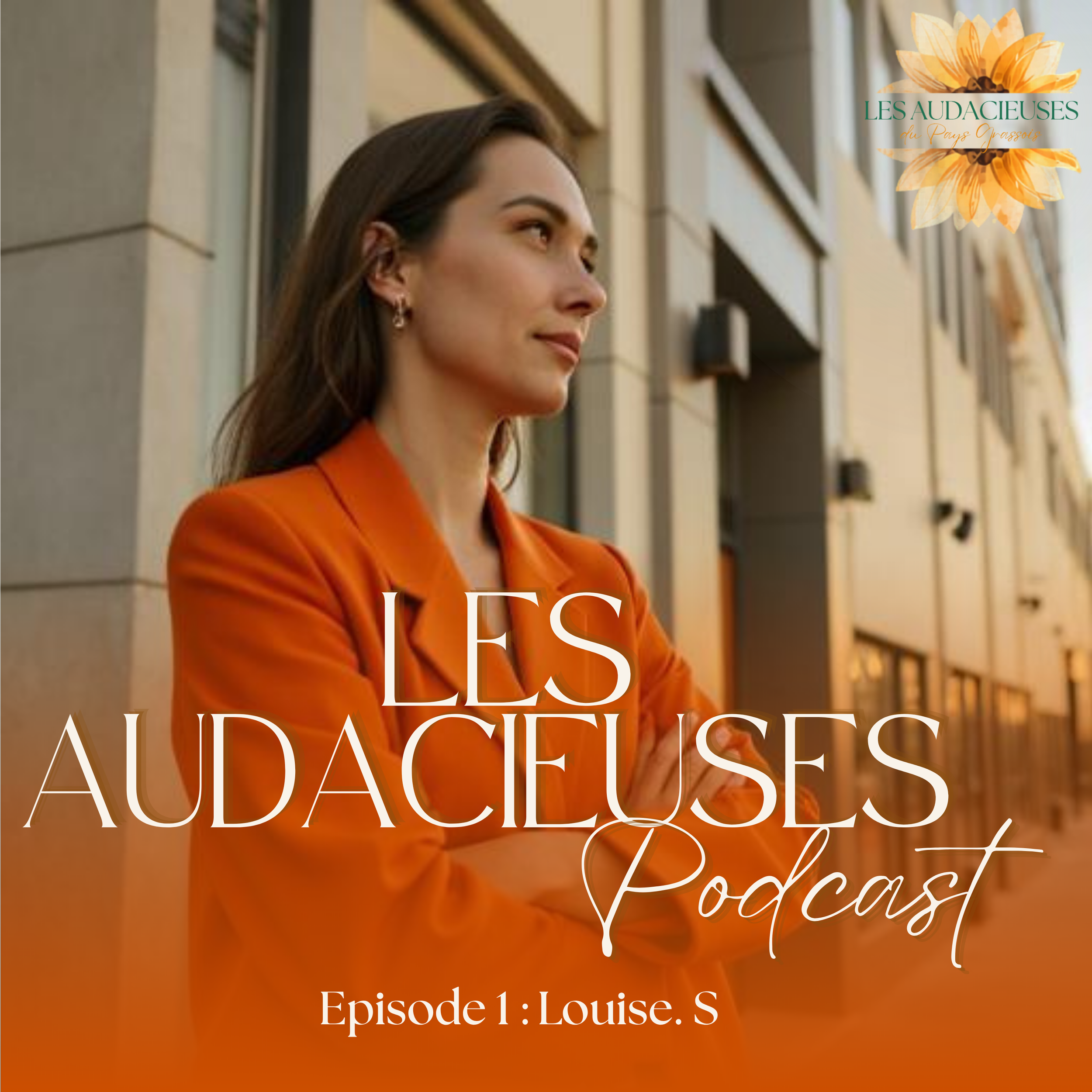 Une femme regarde pensivement dehors, vêtue d'une veste orange, devant un bâtiment moderne.