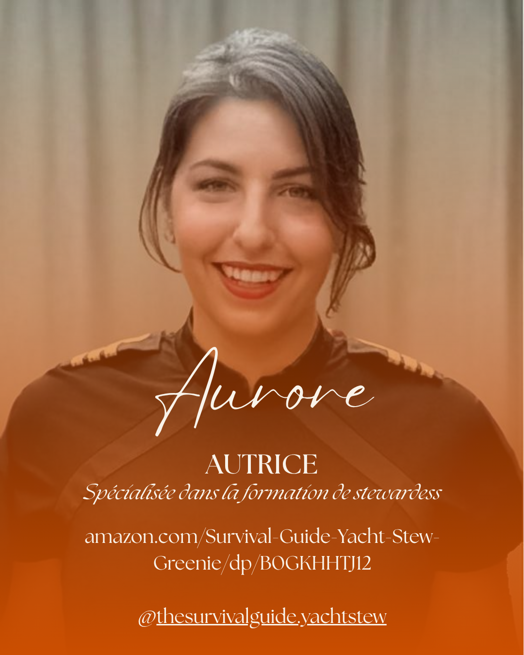 Une femme souriante en uniforme de stewardess avec un fond neutre, texte superposé indiquant son nom, sa profession d'auteur spécialisée en formation de stewardess, et des liens vers ses réseaux sociaux et produits sur Amazon.