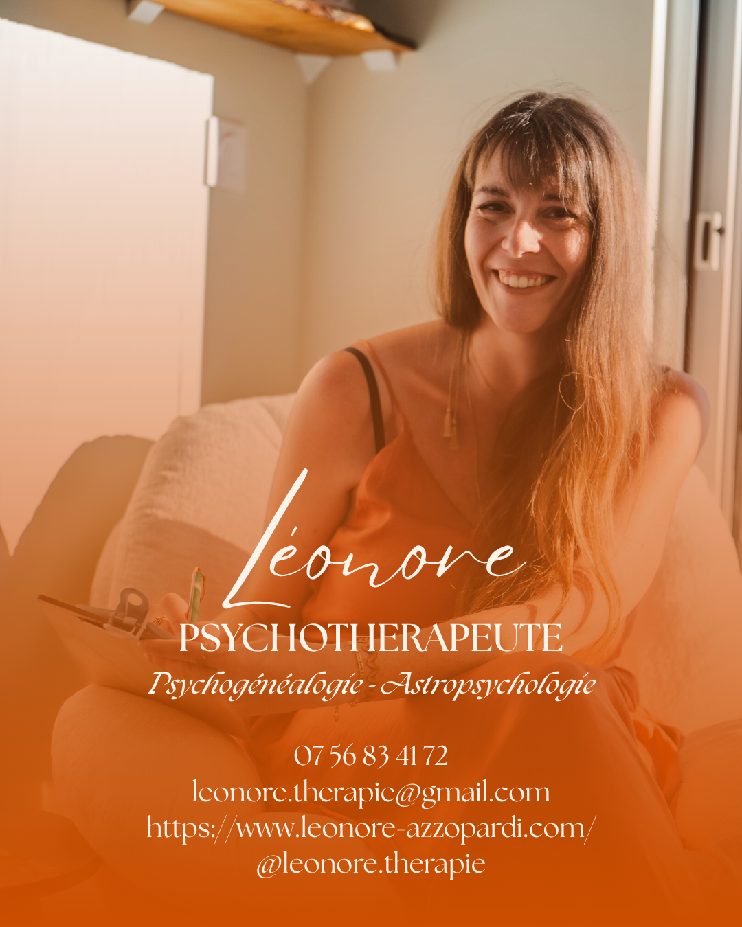 Une femme souriante dans une séance de thérapie, tenant un carnet, avec ses coordonnées affichées.