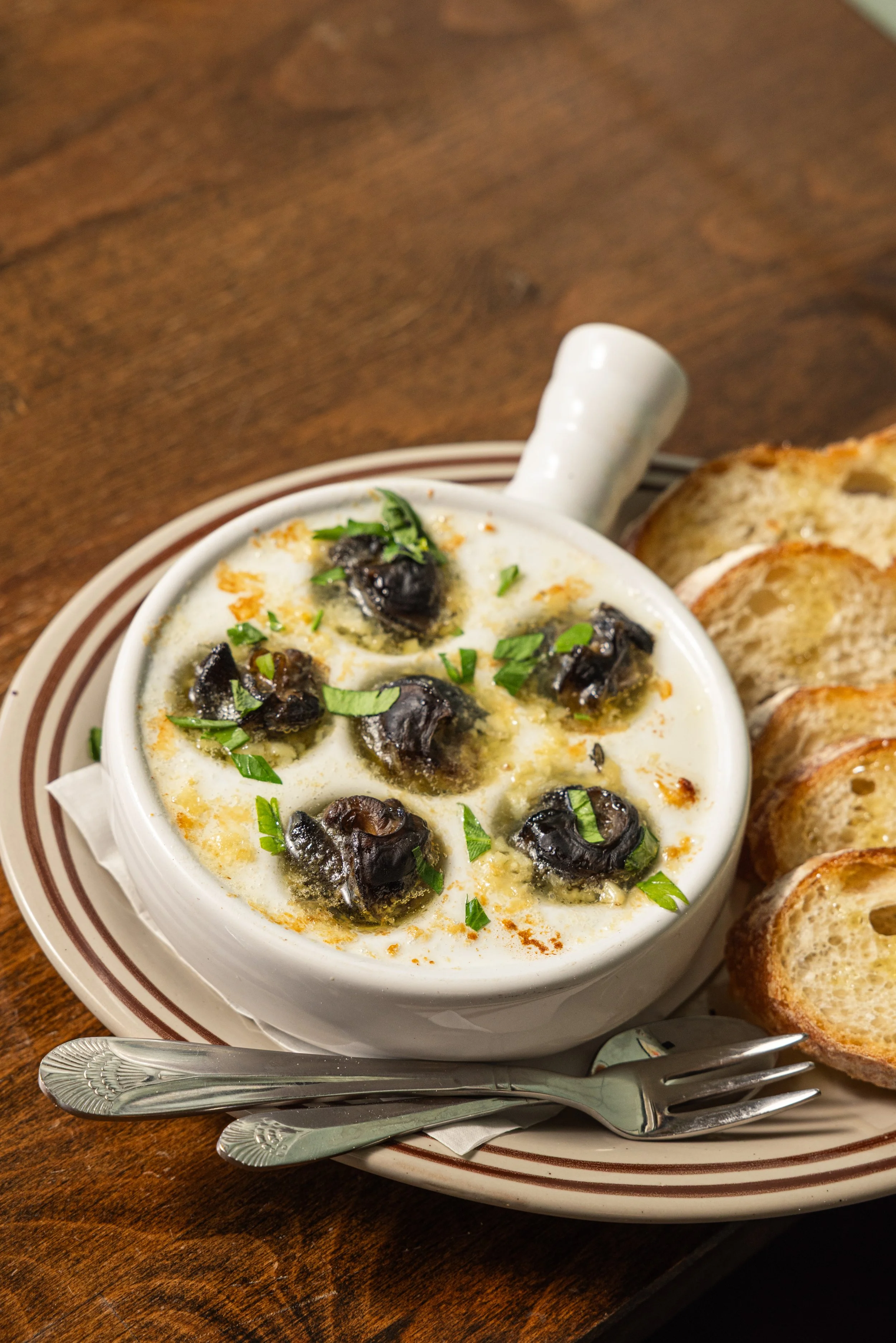 ESCARGOT À LA BOURGUIGNONNE
Escargot, garlic-herb butter, baguette · France