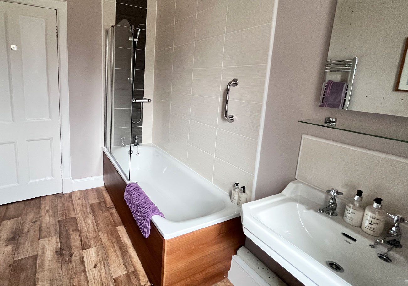 Red Squirrel Bedroom 1 Bathroom 2.jpg