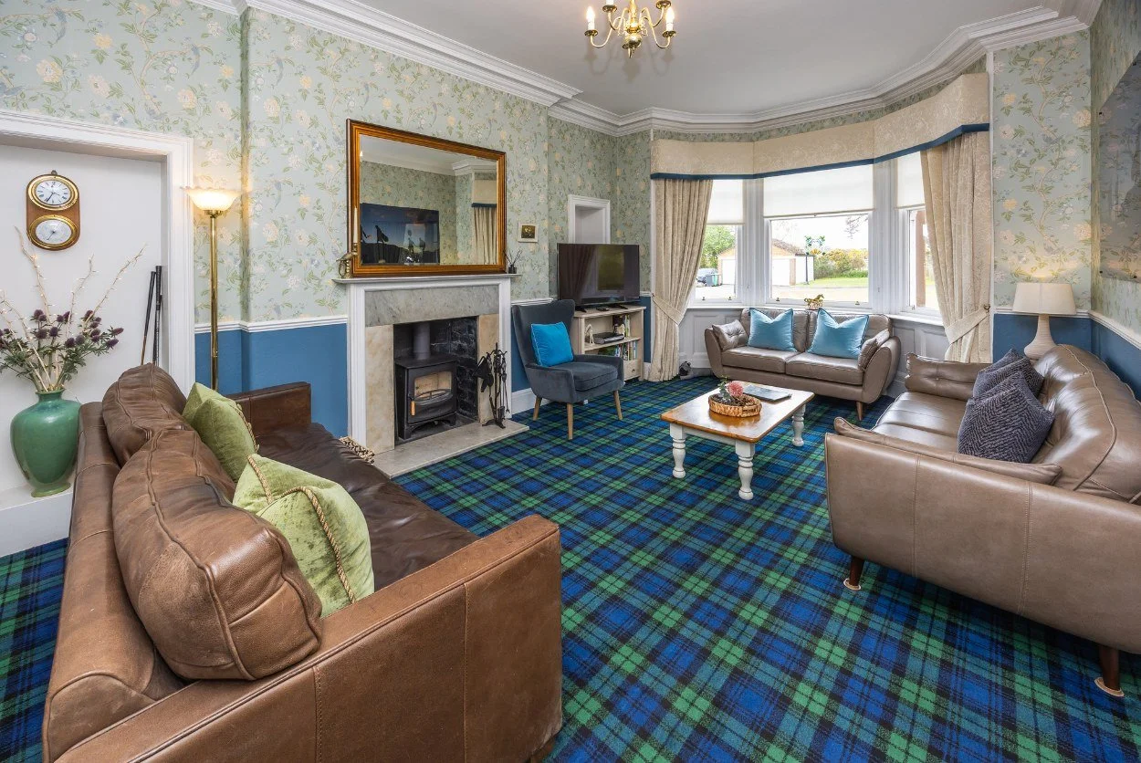 living-room-pinewood-country-house.jpg