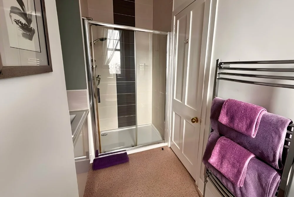 double-bedroom-ensuite-pinewood-country-house.jpg
