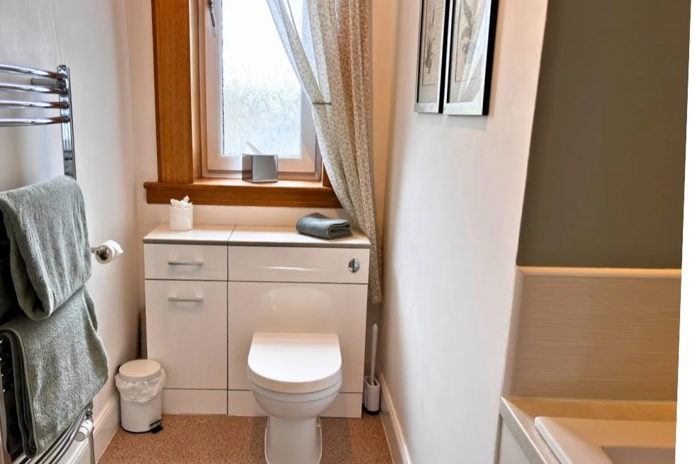 double-bedroom-ensuite-pinewood-country-house (2).jpg