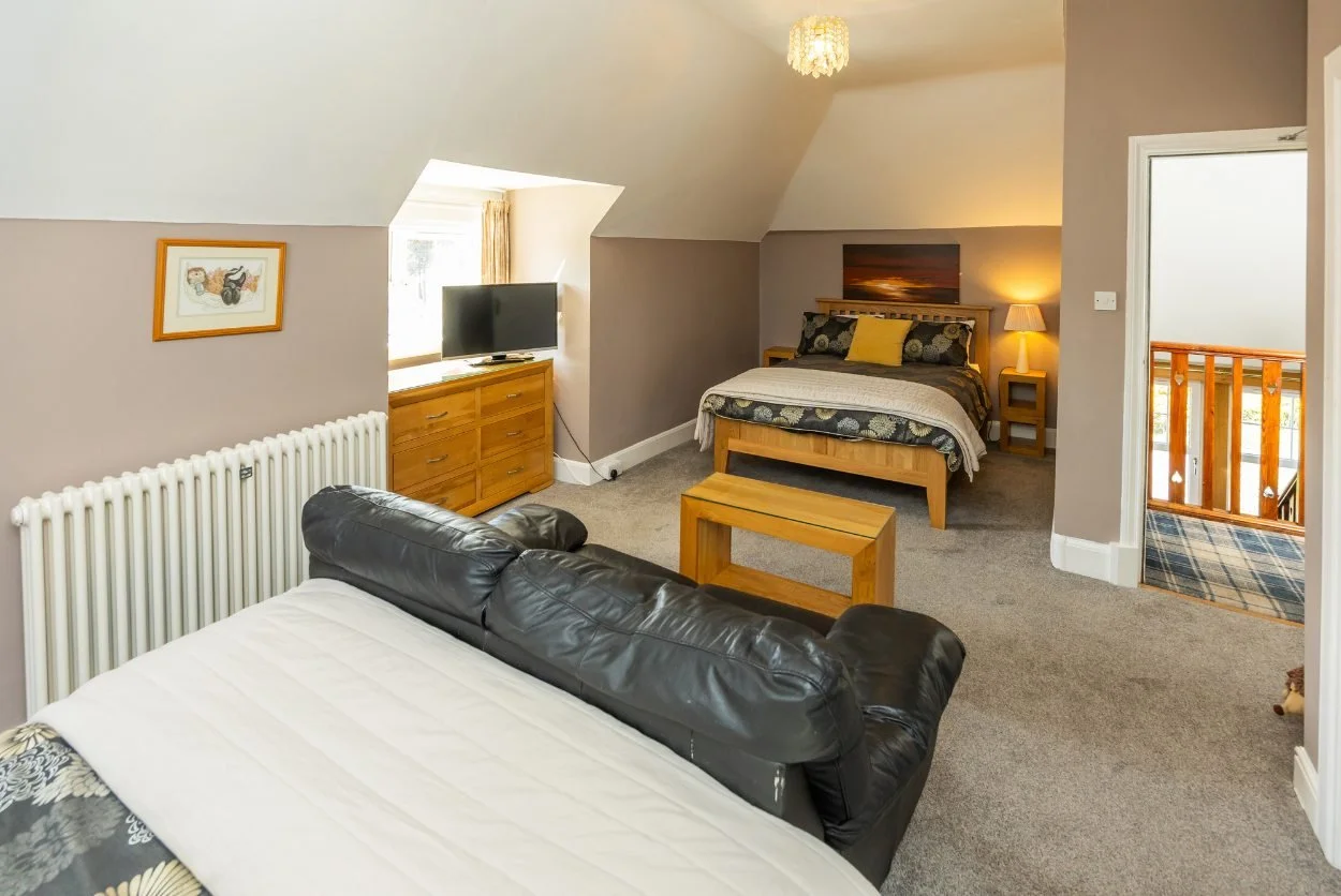 superior-twin-room-pinewood-house.jpg