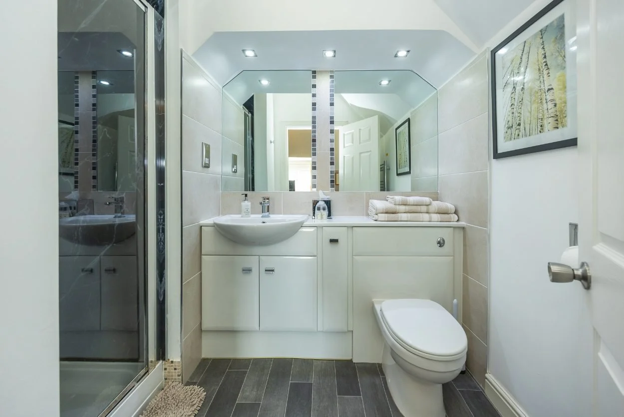 superior-twin-bathroom-pinewood-country-house.jpg