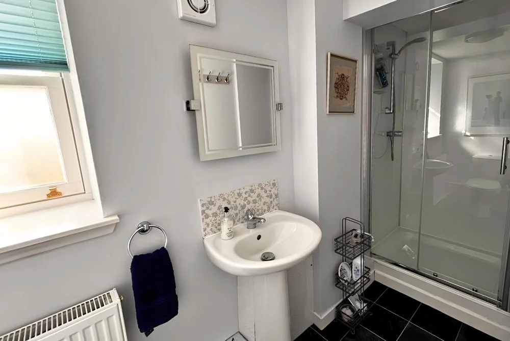 twin-bedroom-ensuite-pinewood-house-near-st-andrews.jpg