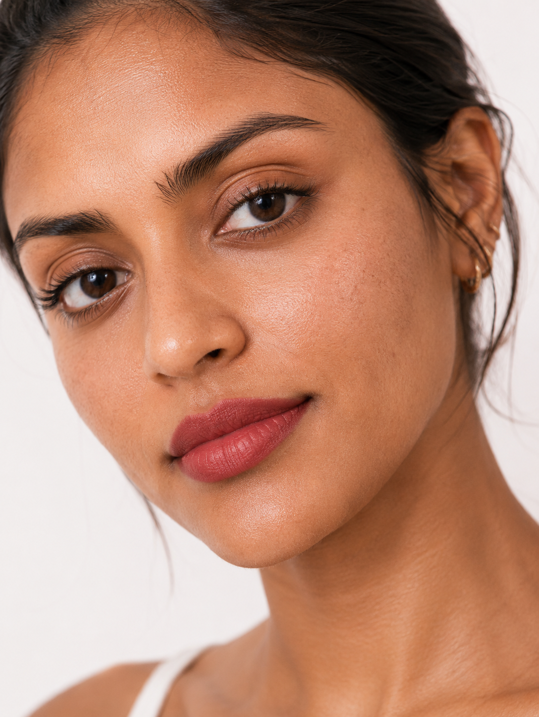 indian female model  terracotta lipstick.png