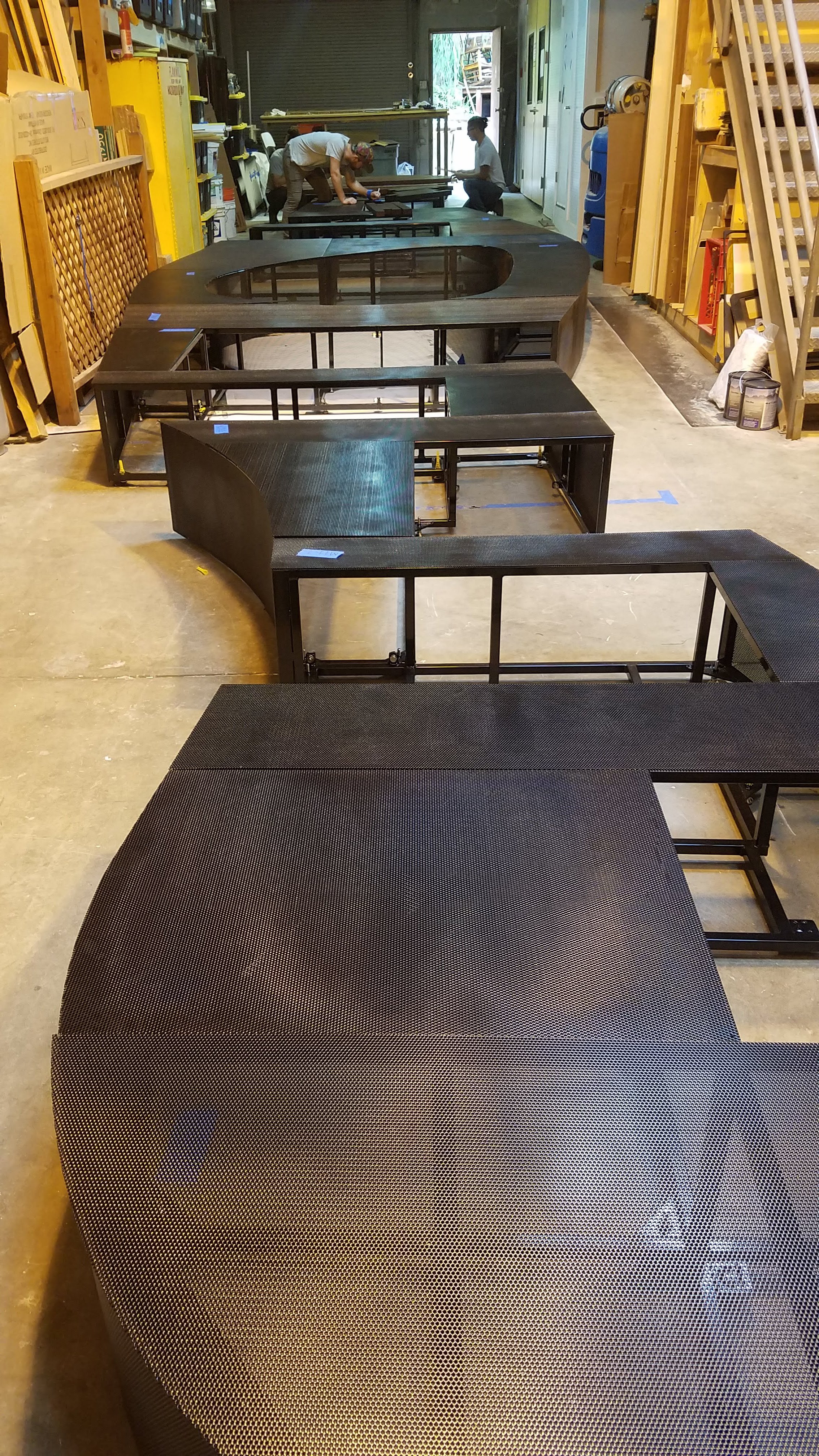 The bench's structure, made of black powdercoated steel with a mesh top layer that prevents you from your keys slipping through the slats!
