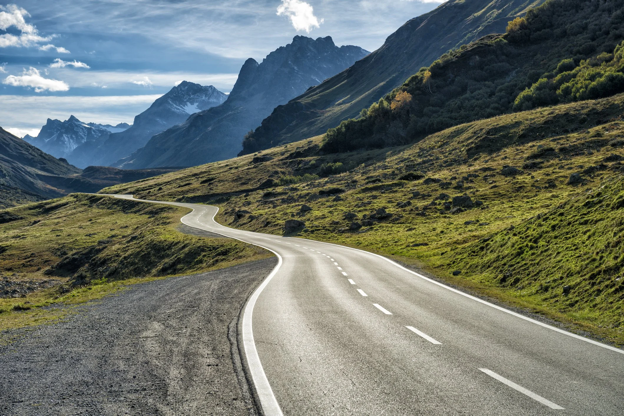 Kurvige Straße durch eine Berglandschaft
