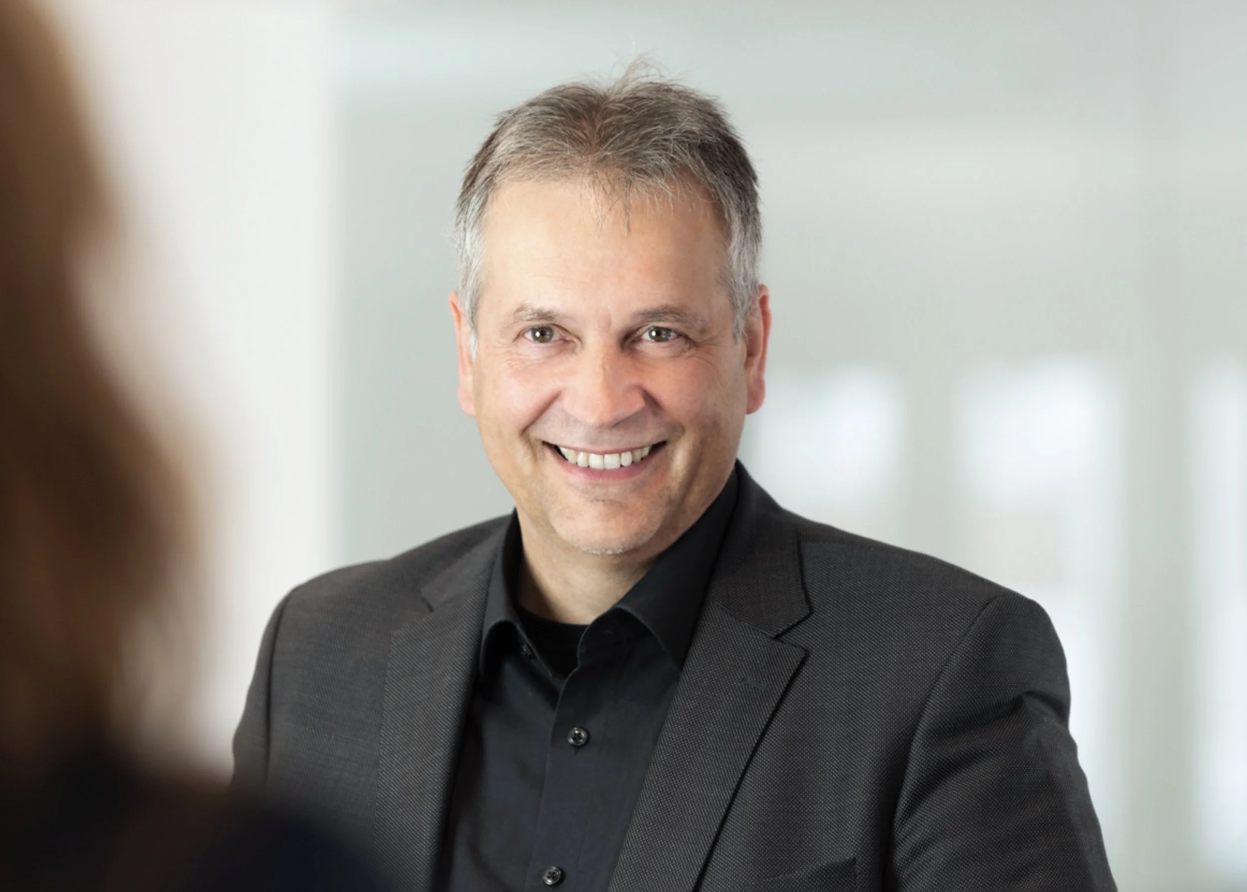 #29 Über Sinnstiftung, Positionierung und wie man Mitarbeiter zum Leuchten bringt - mit Michael Buttgereit