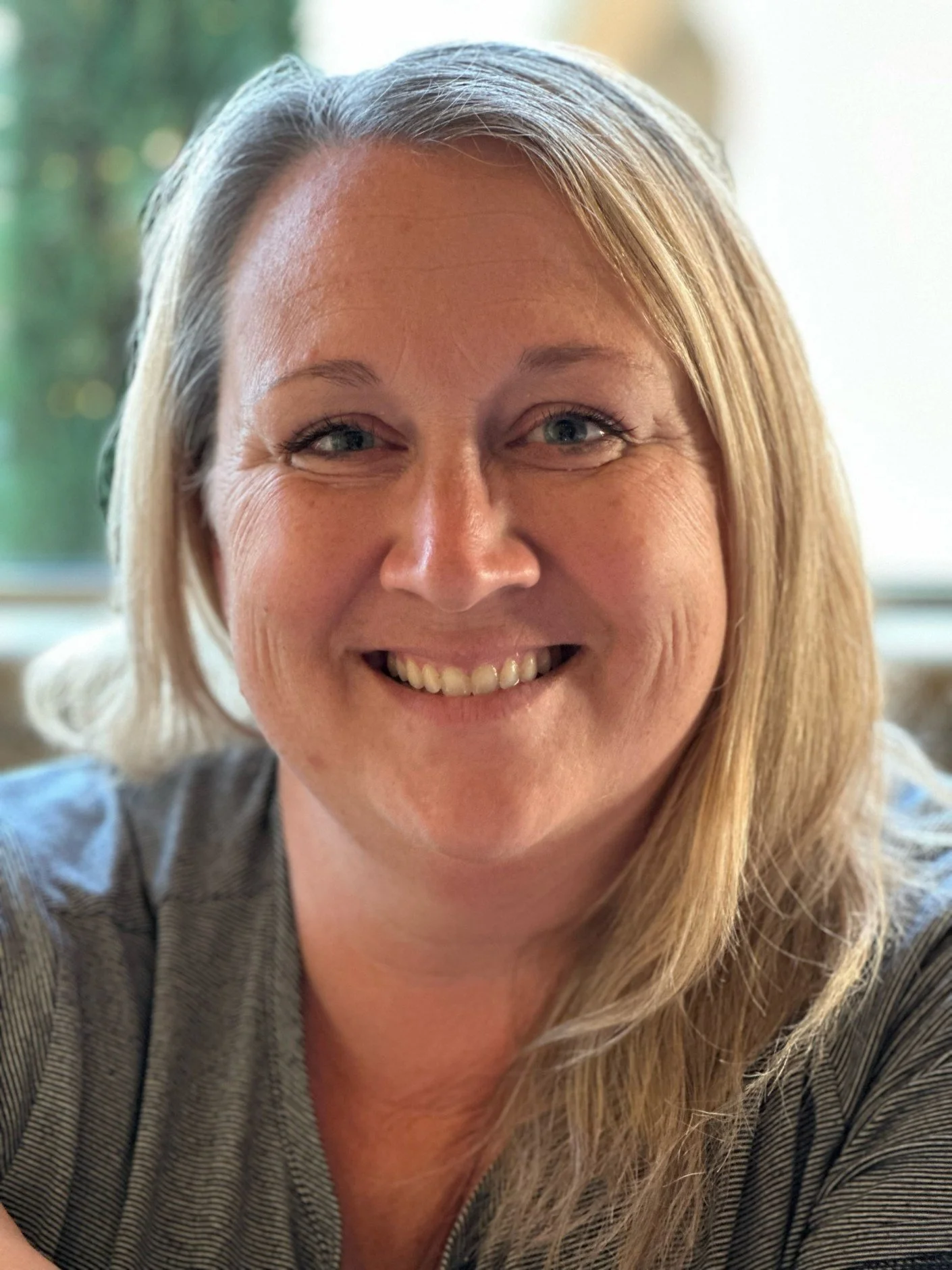 Lindsey Bascom Headshot.