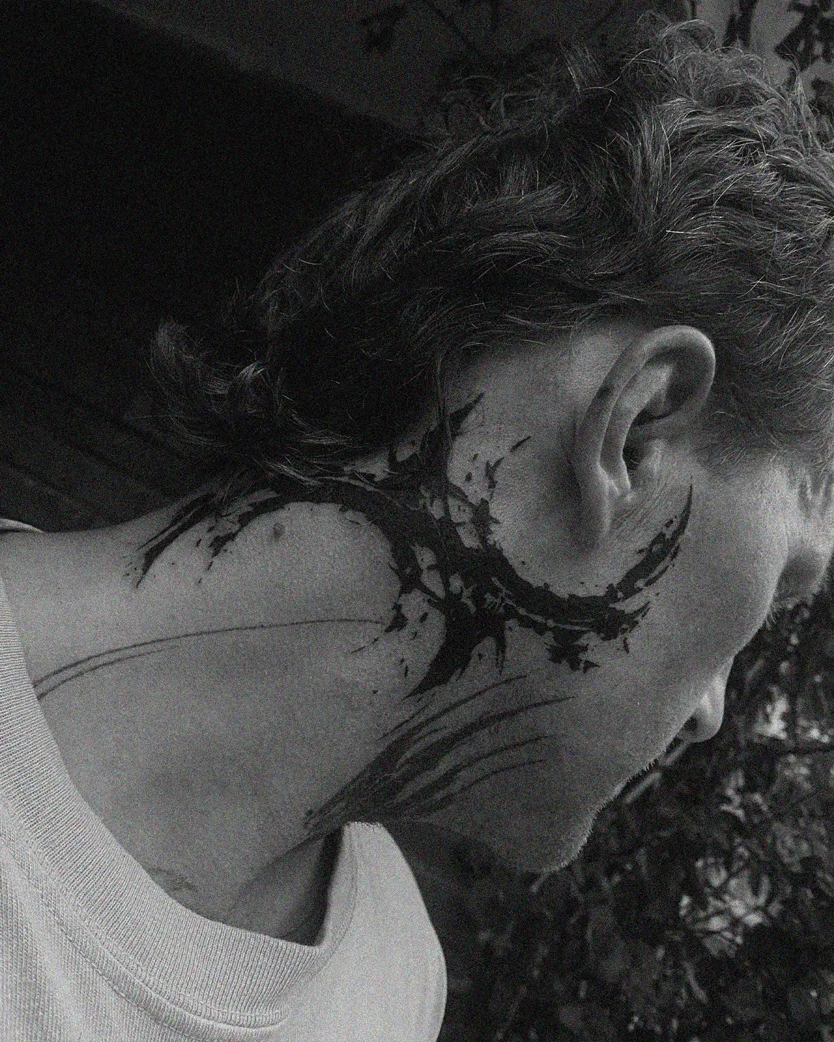 Kinetic abstract tattoo on neck and jawline. Flowing blackwork lines by ghost.of.catharsis.